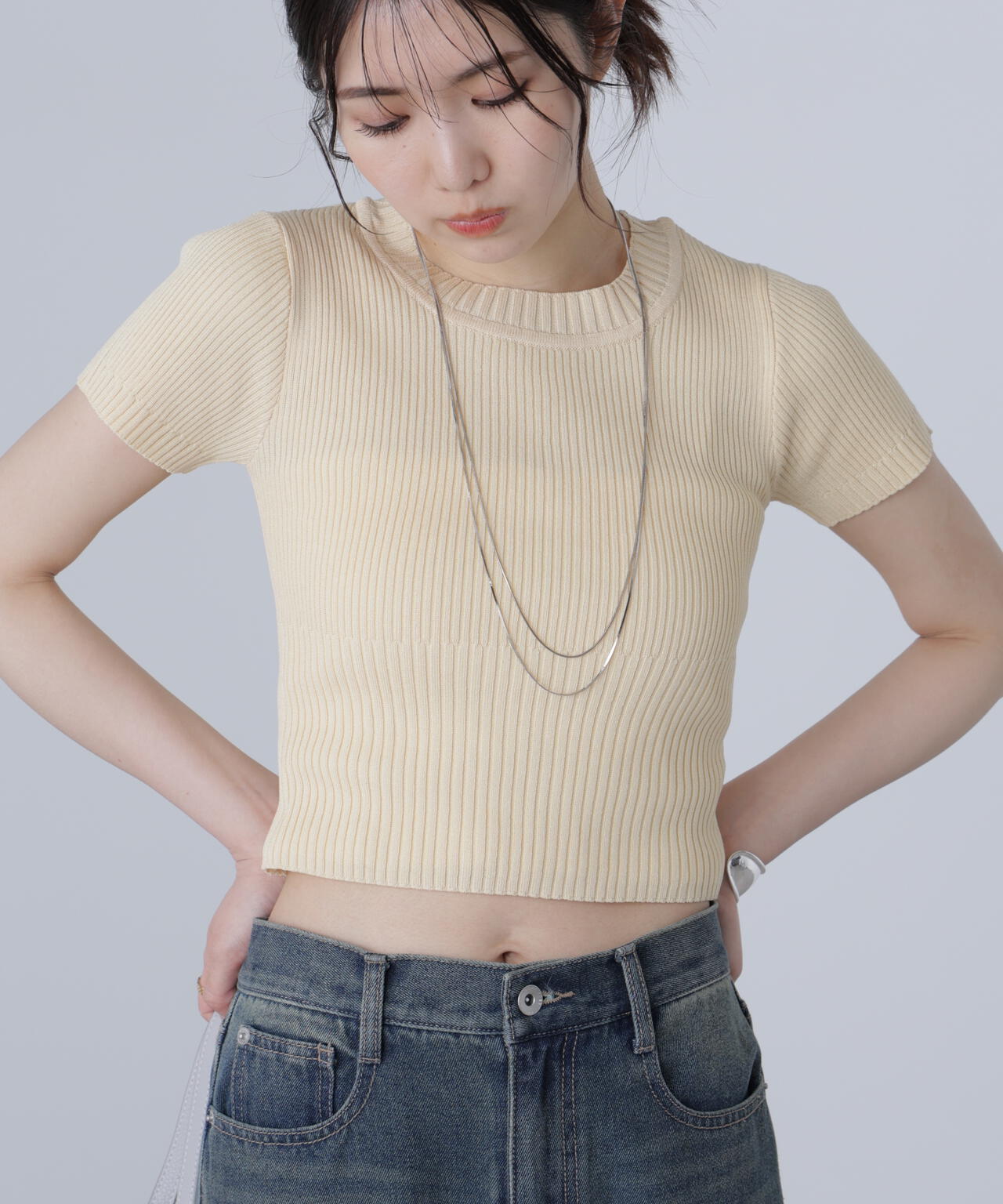 ショート丈クルーネックリブニット