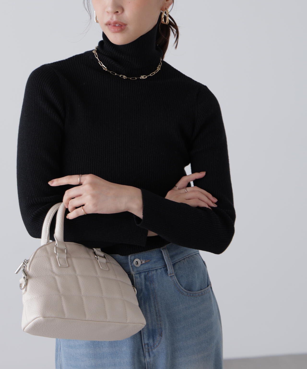 タートルネックリブニット