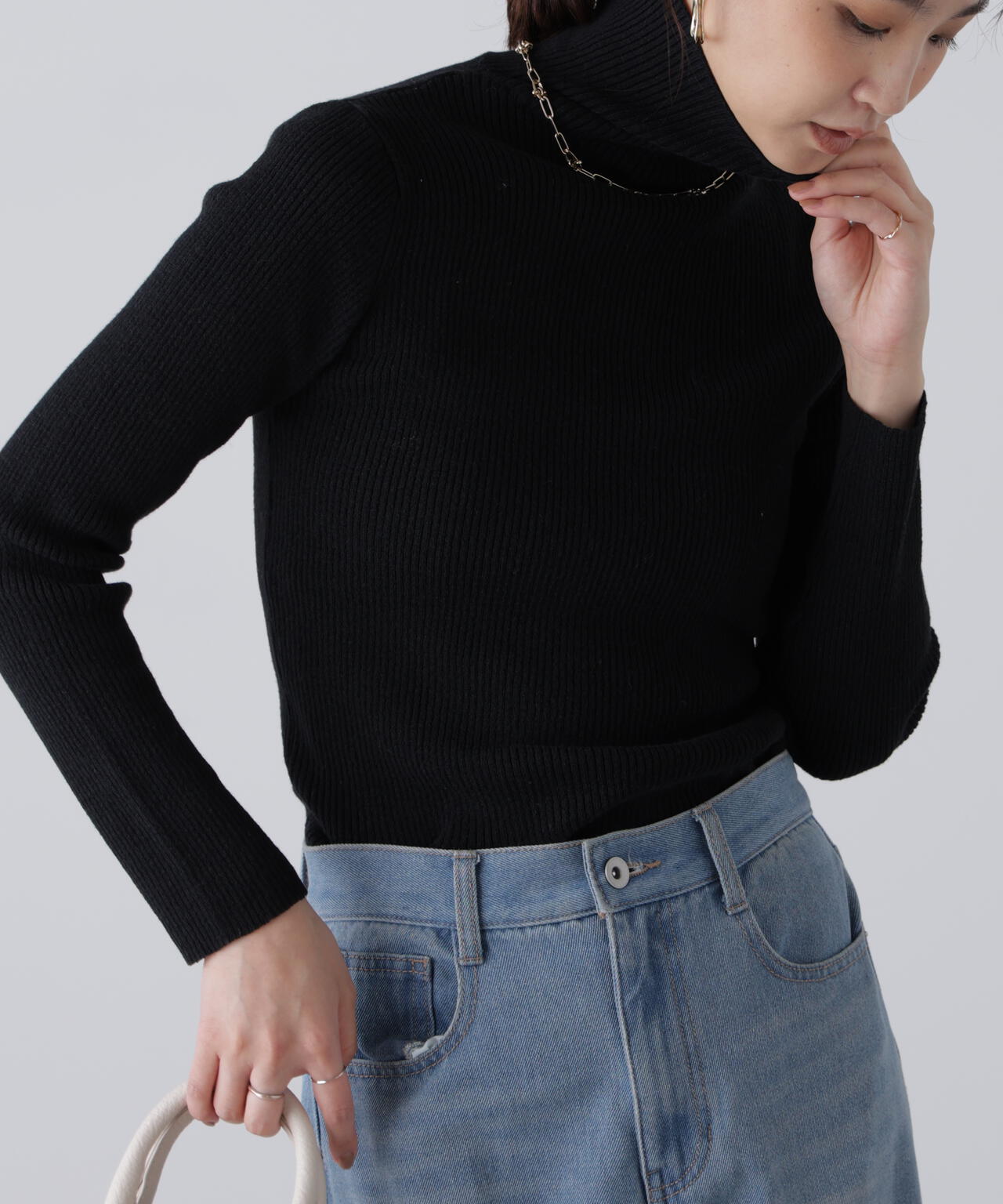 タートルネックリブニット