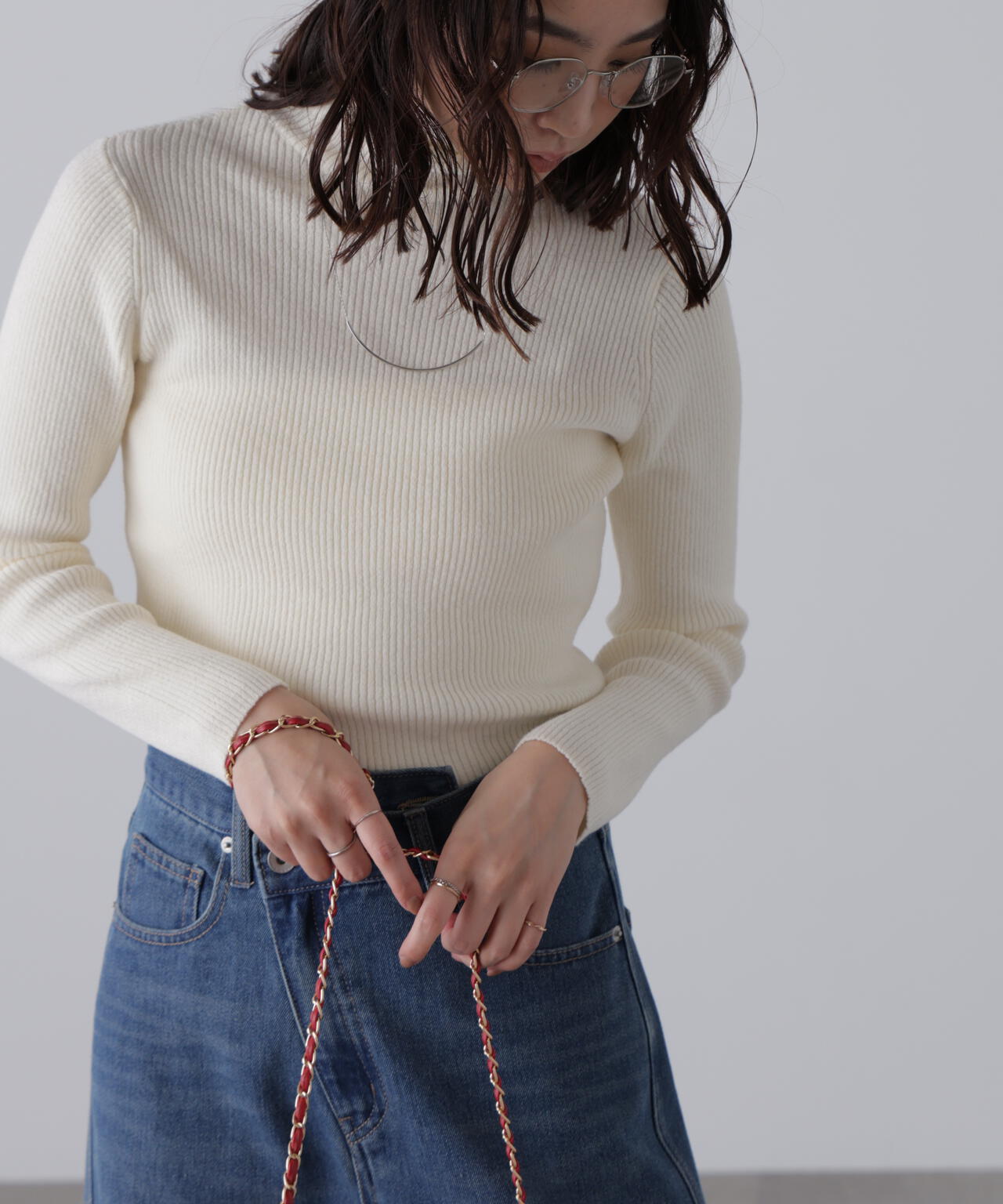 タートルネックリブニット