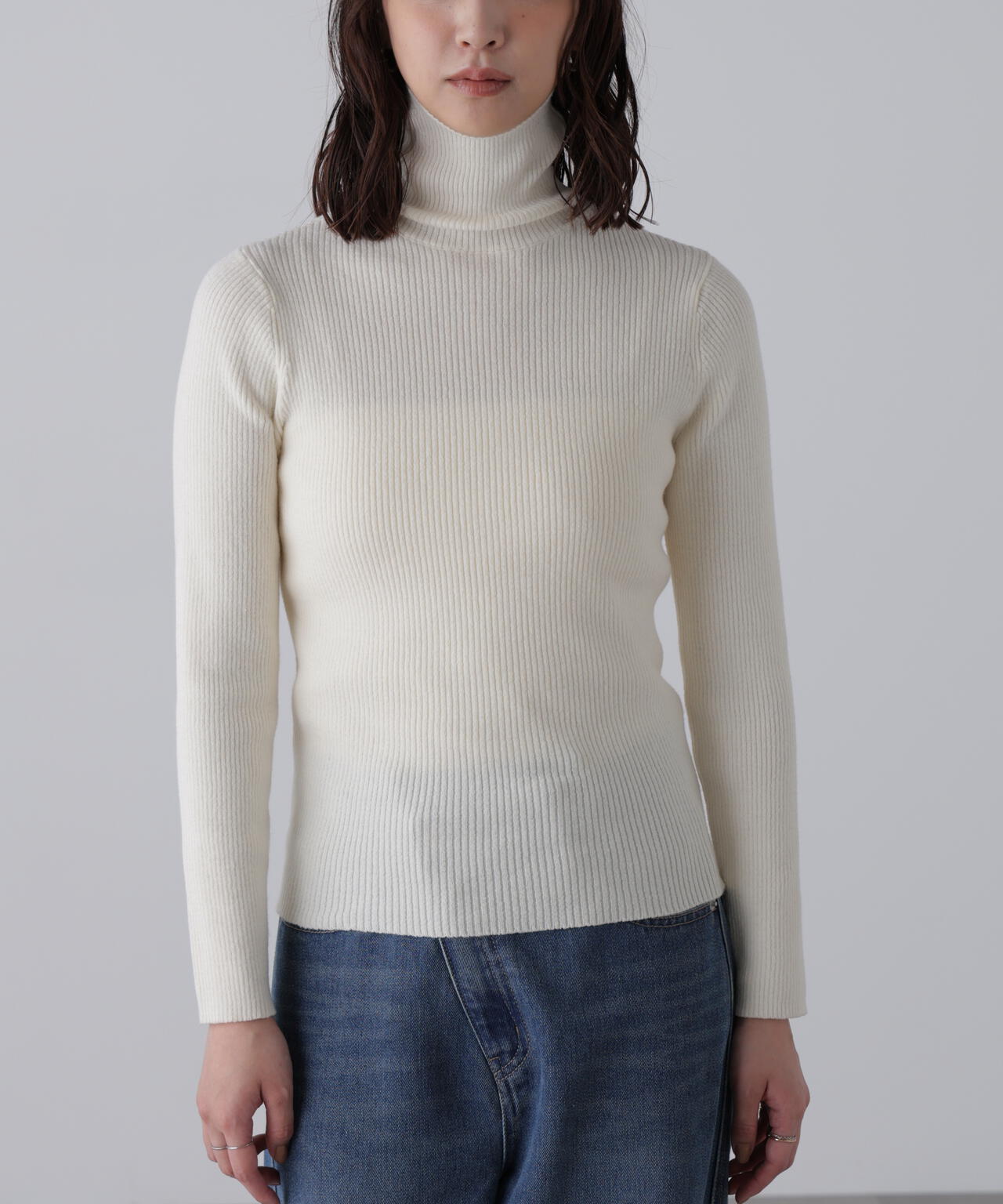 タートルネックリブニット