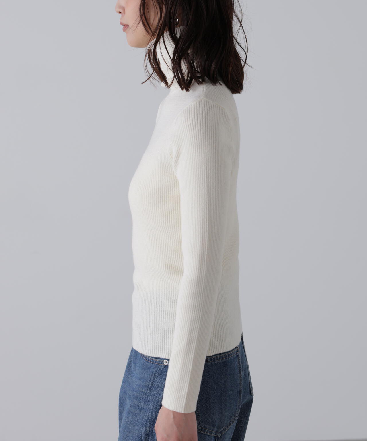 タートルネックリブニット