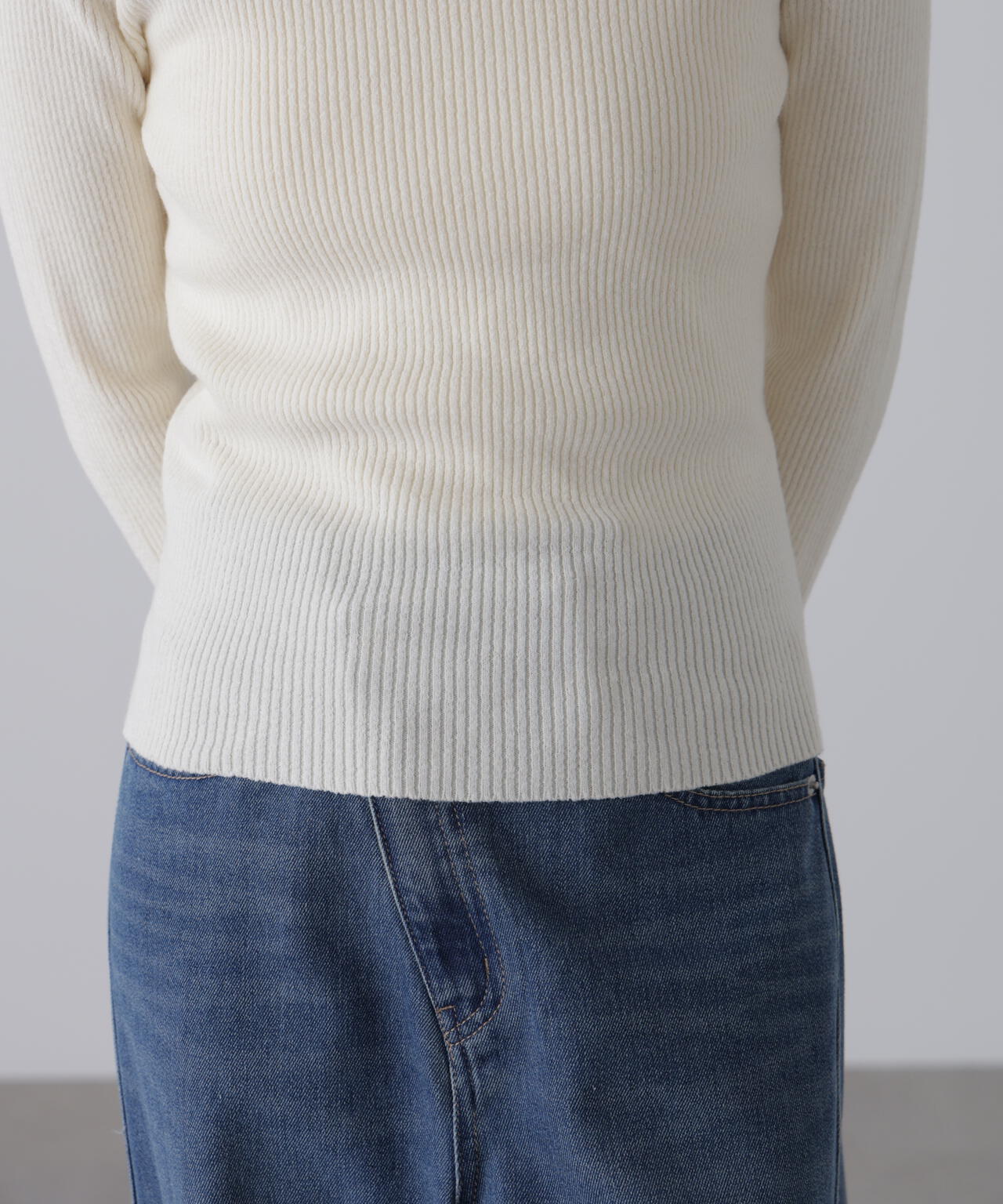 タートルネックリブニット