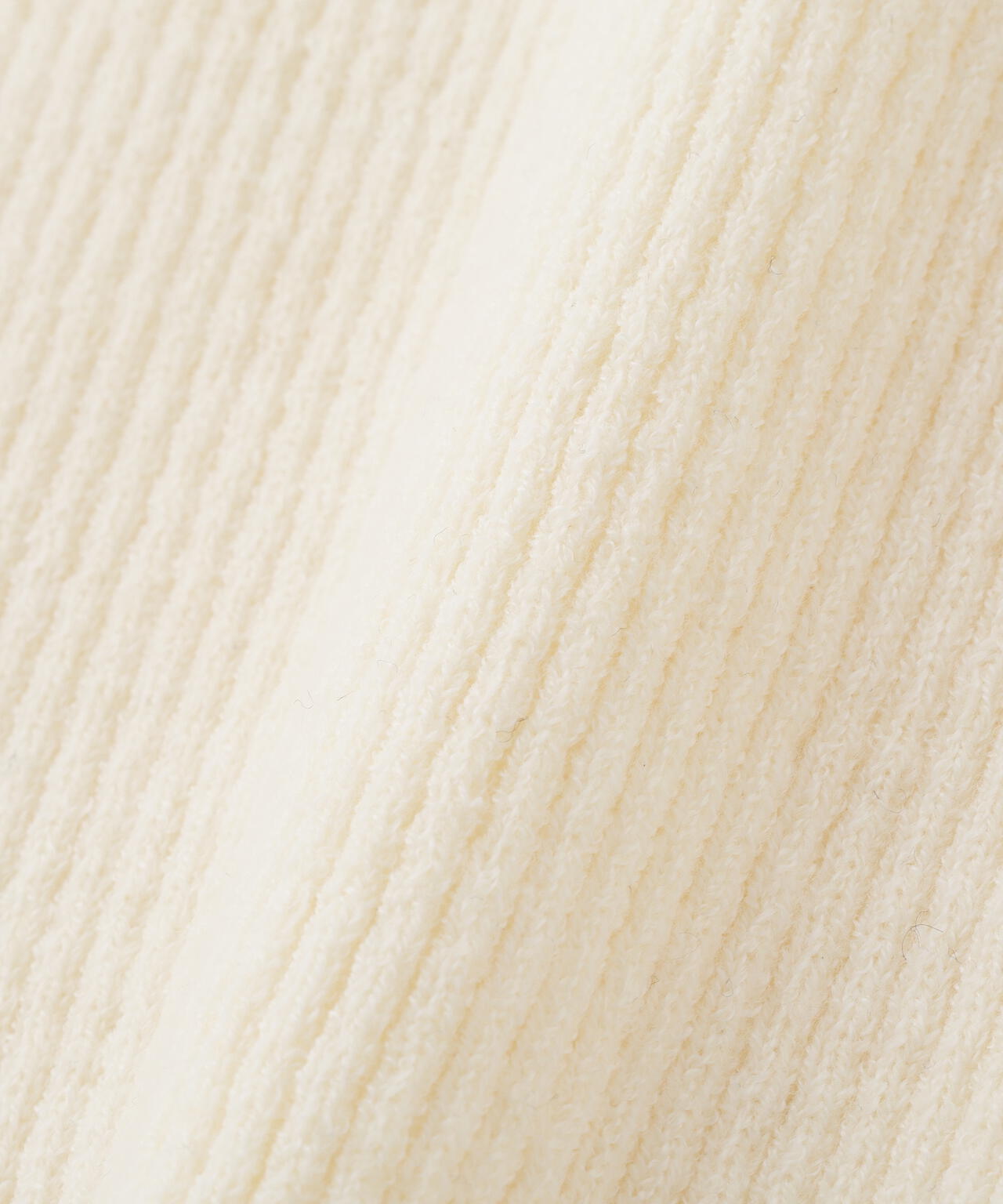 タートルネックリブニット