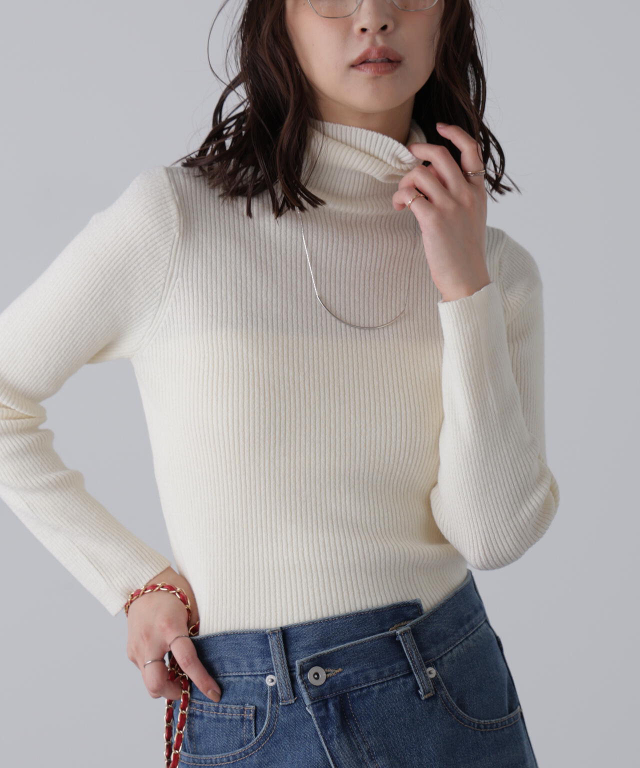 タートルネックリブニット