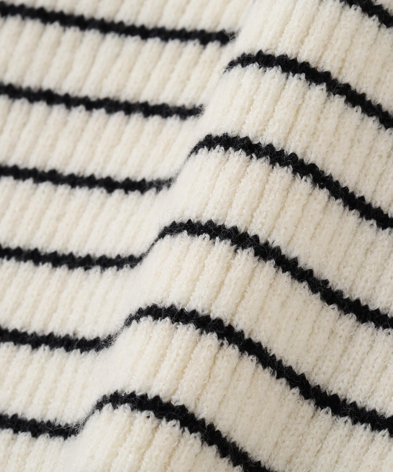 タートルネックリブニット