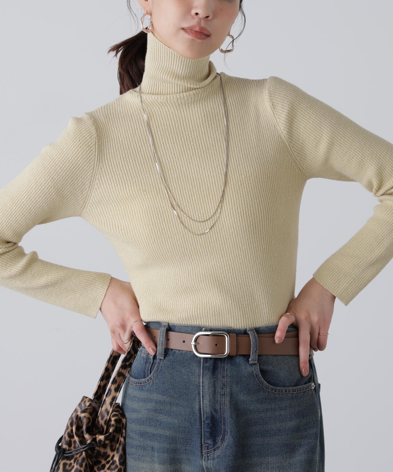 タートルネックリブニット