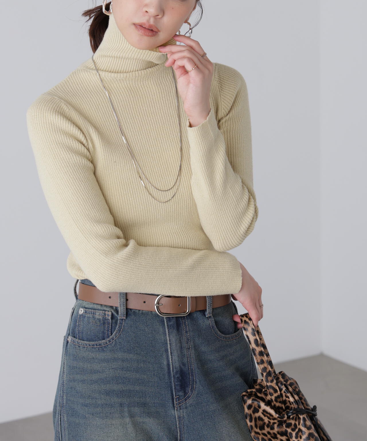 タートルネックリブニット