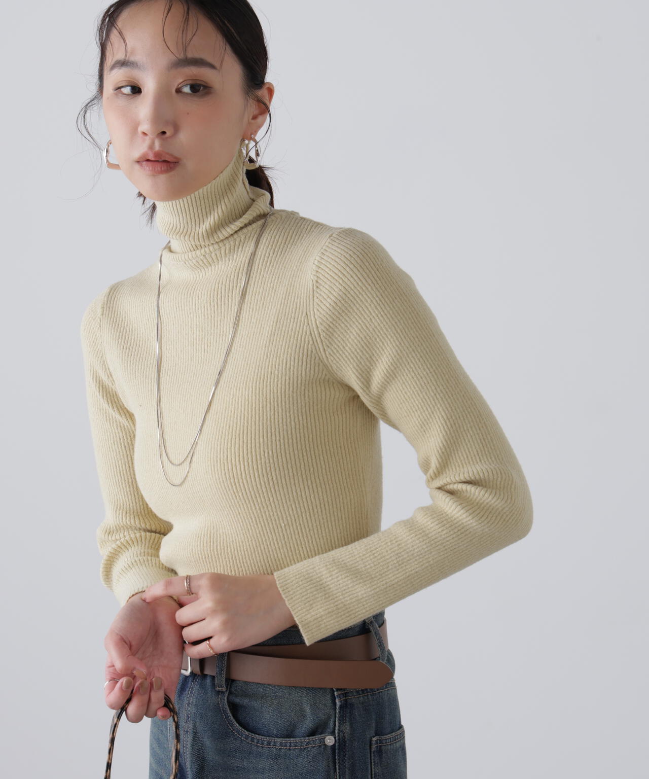タートルネックリブニット