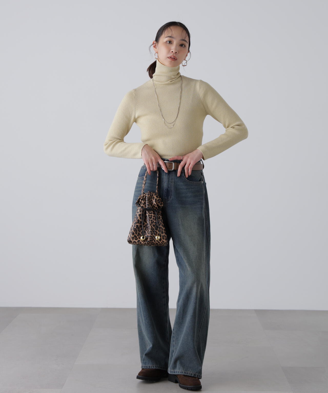 タートルネックリブニット