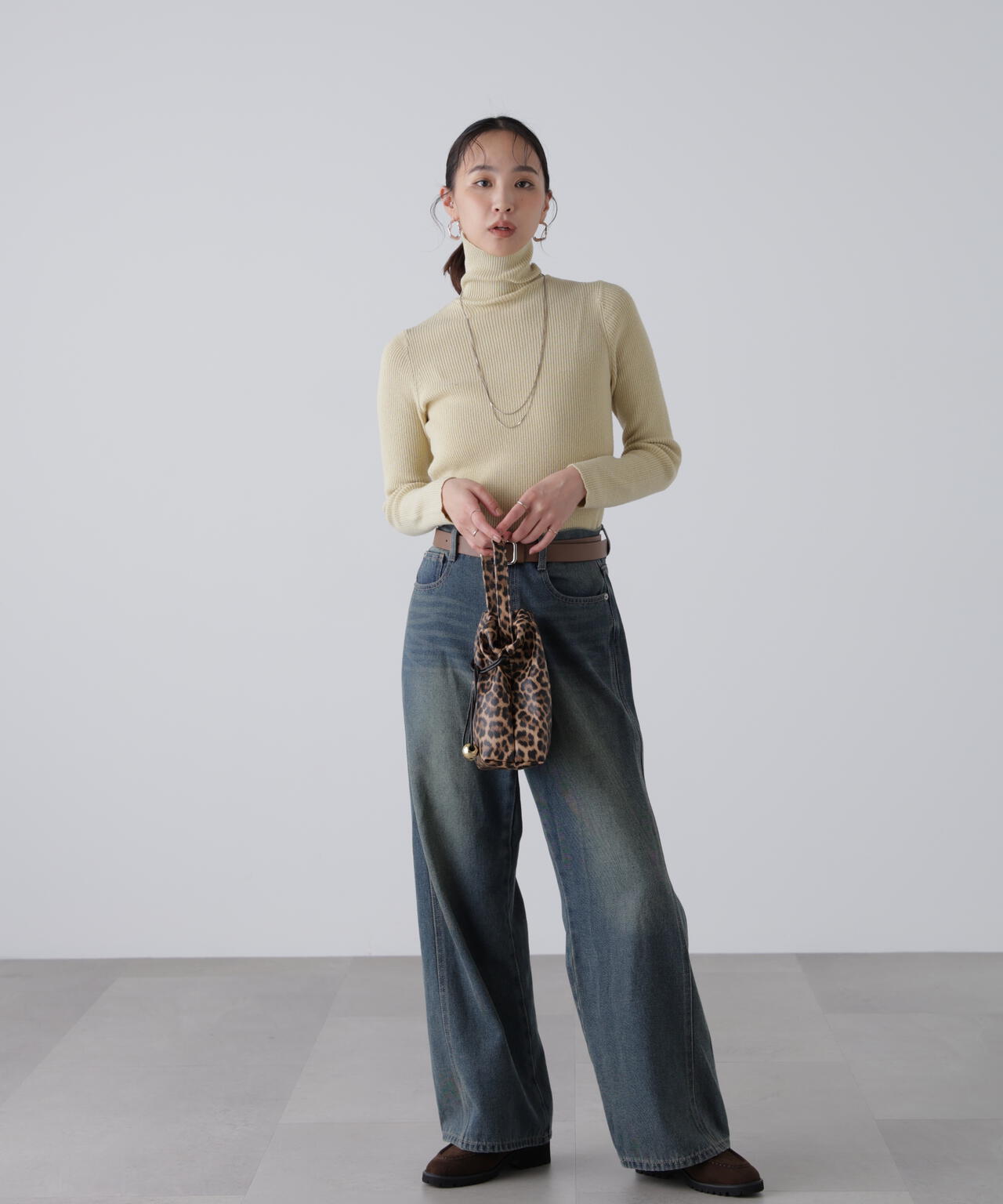 タートルネックリブニット