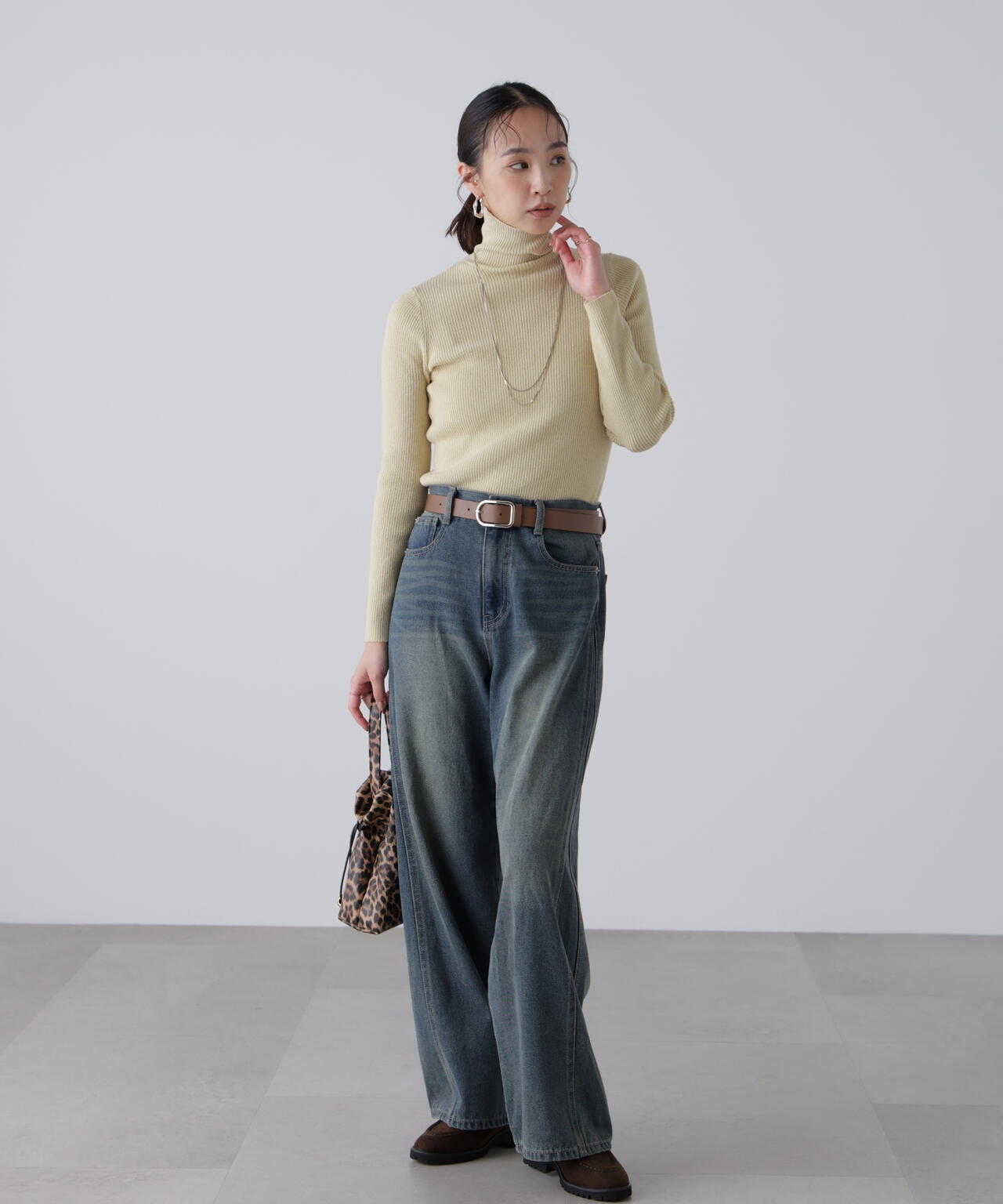 タートルネックリブニット