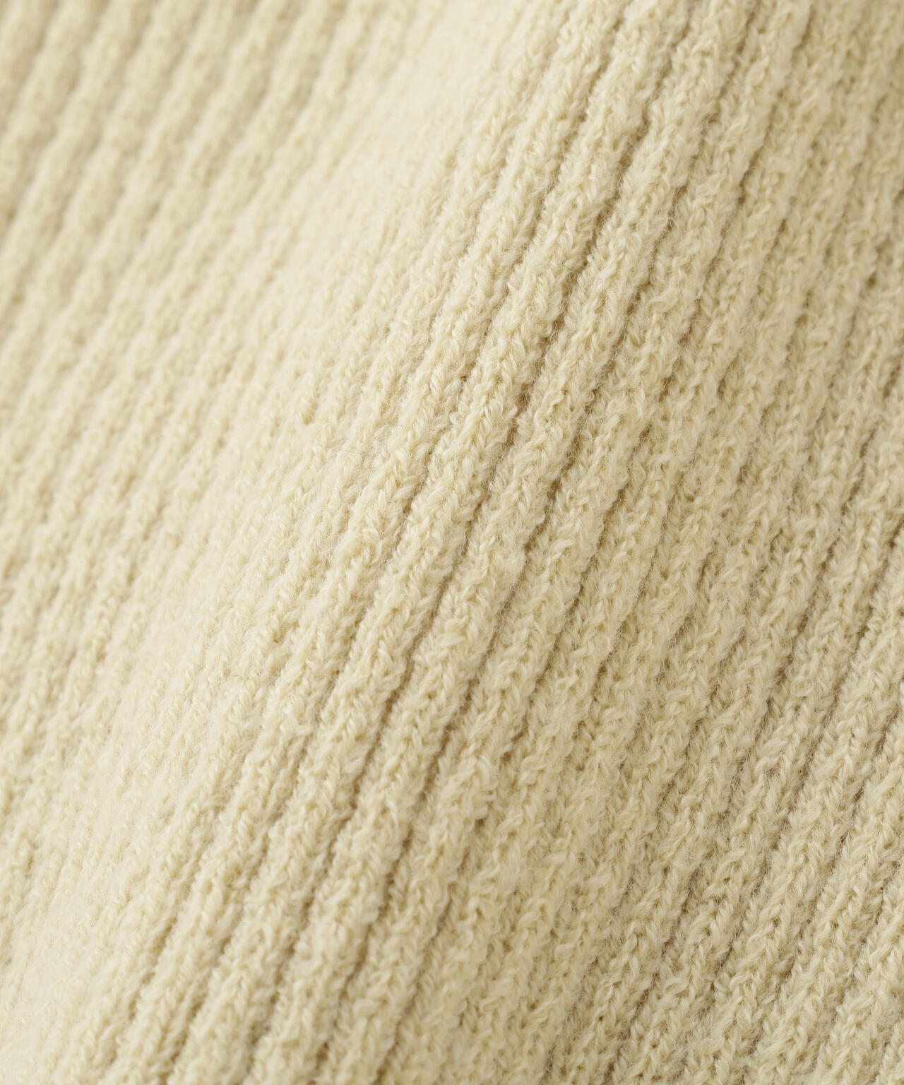 タートルネックリブニット