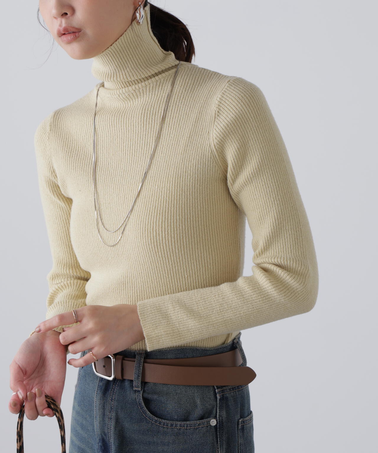タートルネックリブニット