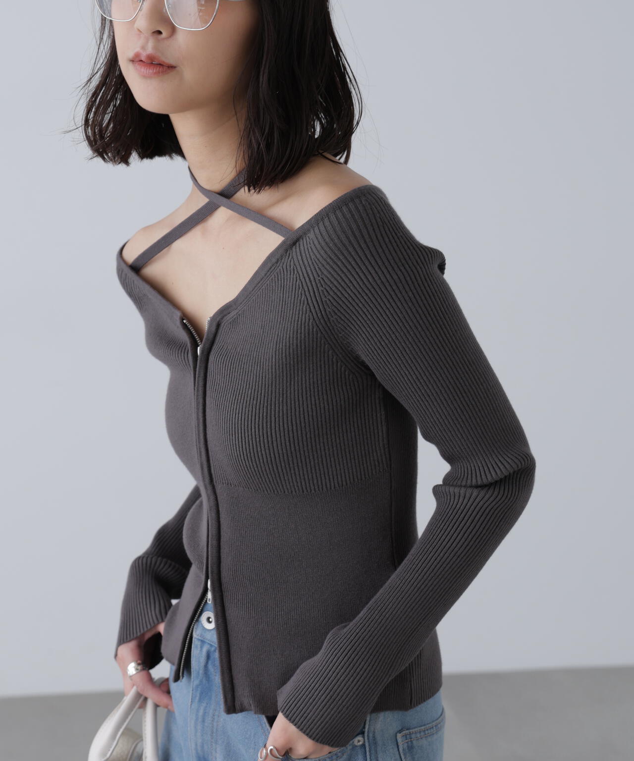 ジップアップオフショルダーリブニット