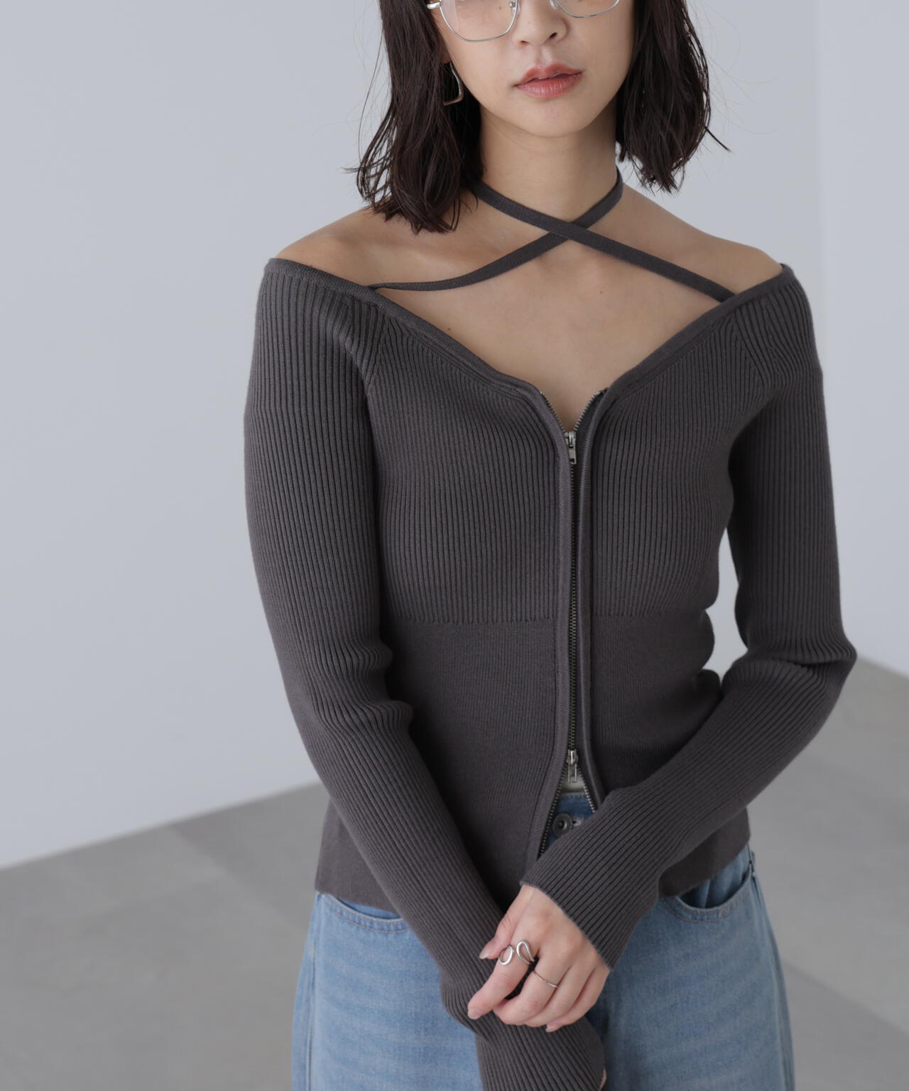 ジップアップオフショルダーリブニット