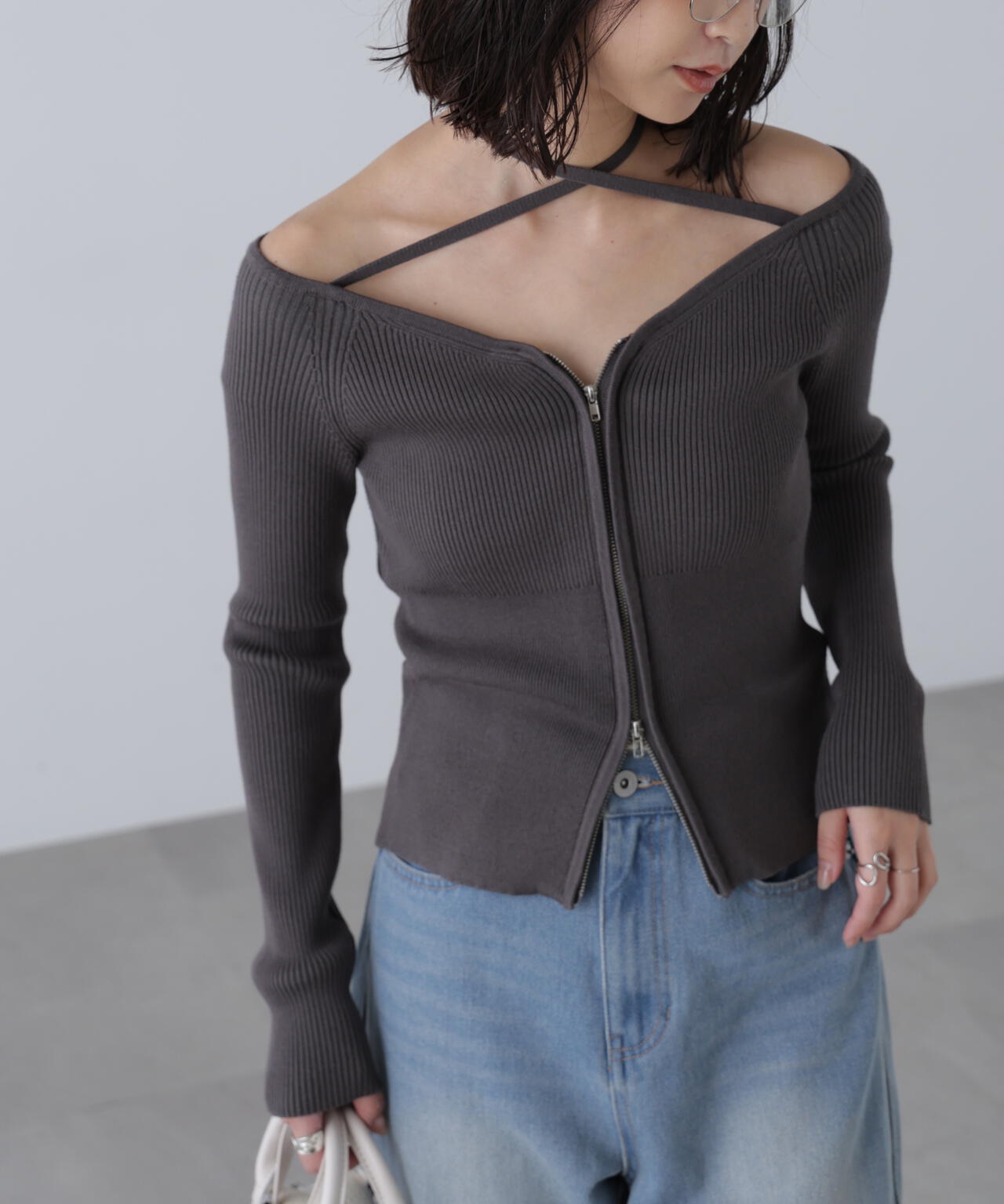 ジップアップオフショルダーリブニット