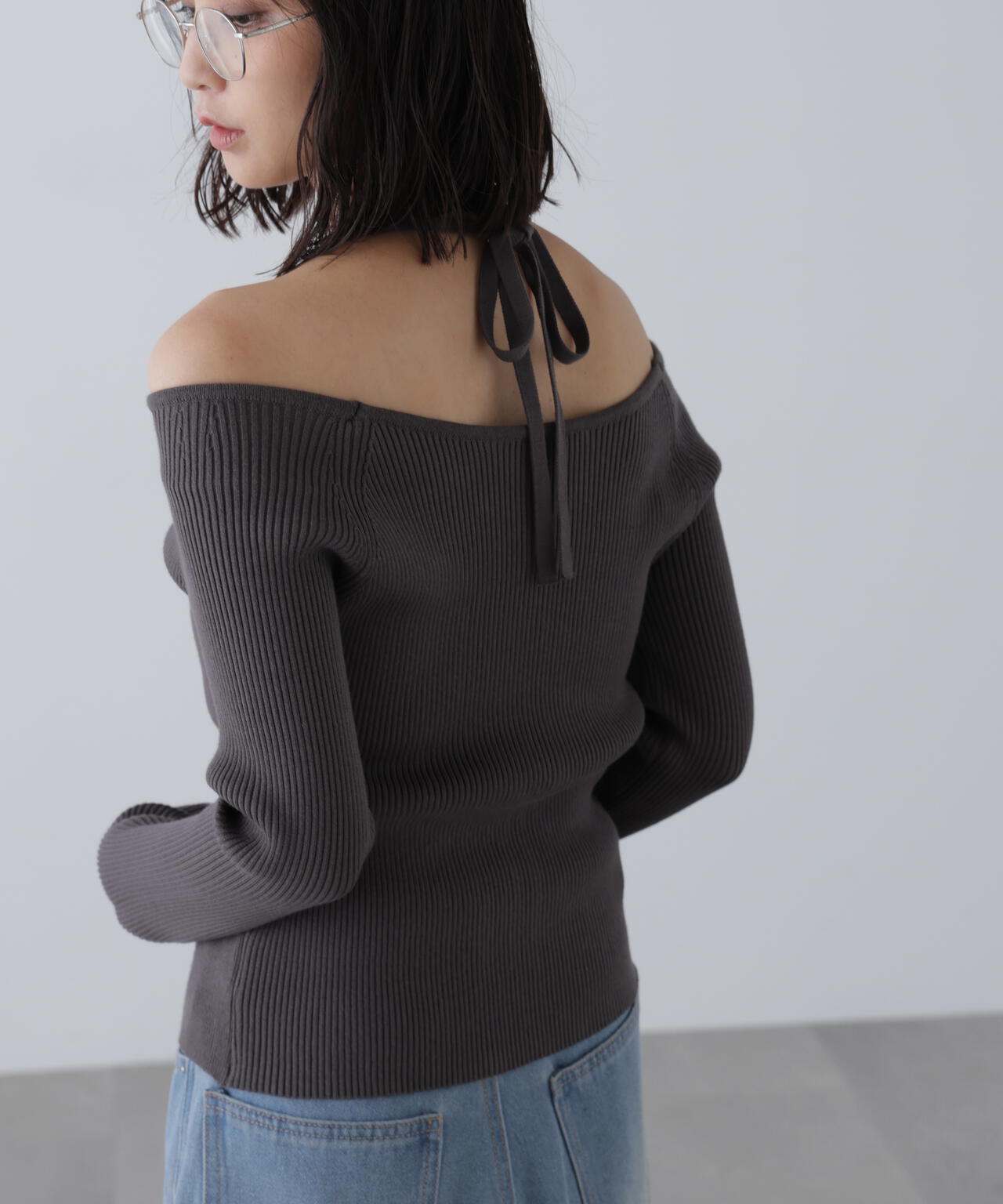 ジップアップオフショルダーリブニット