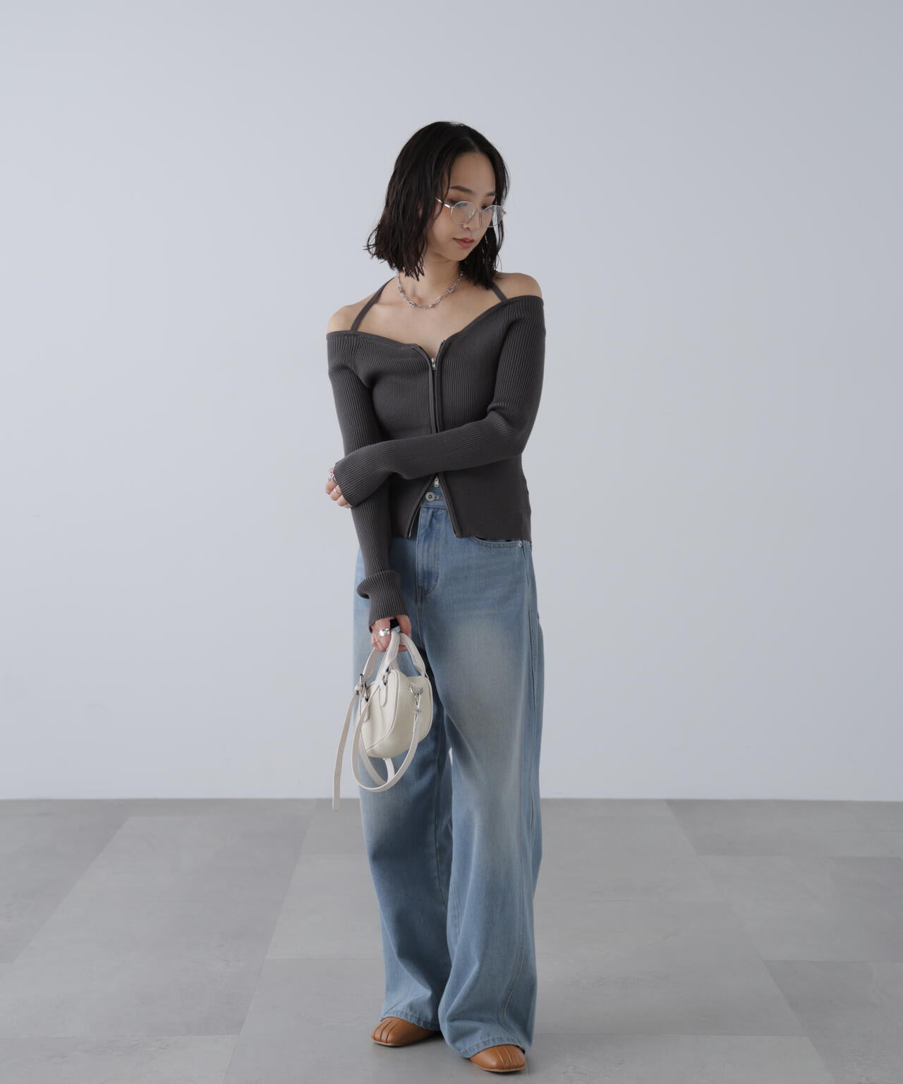 ジップアップオフショルダーリブニット