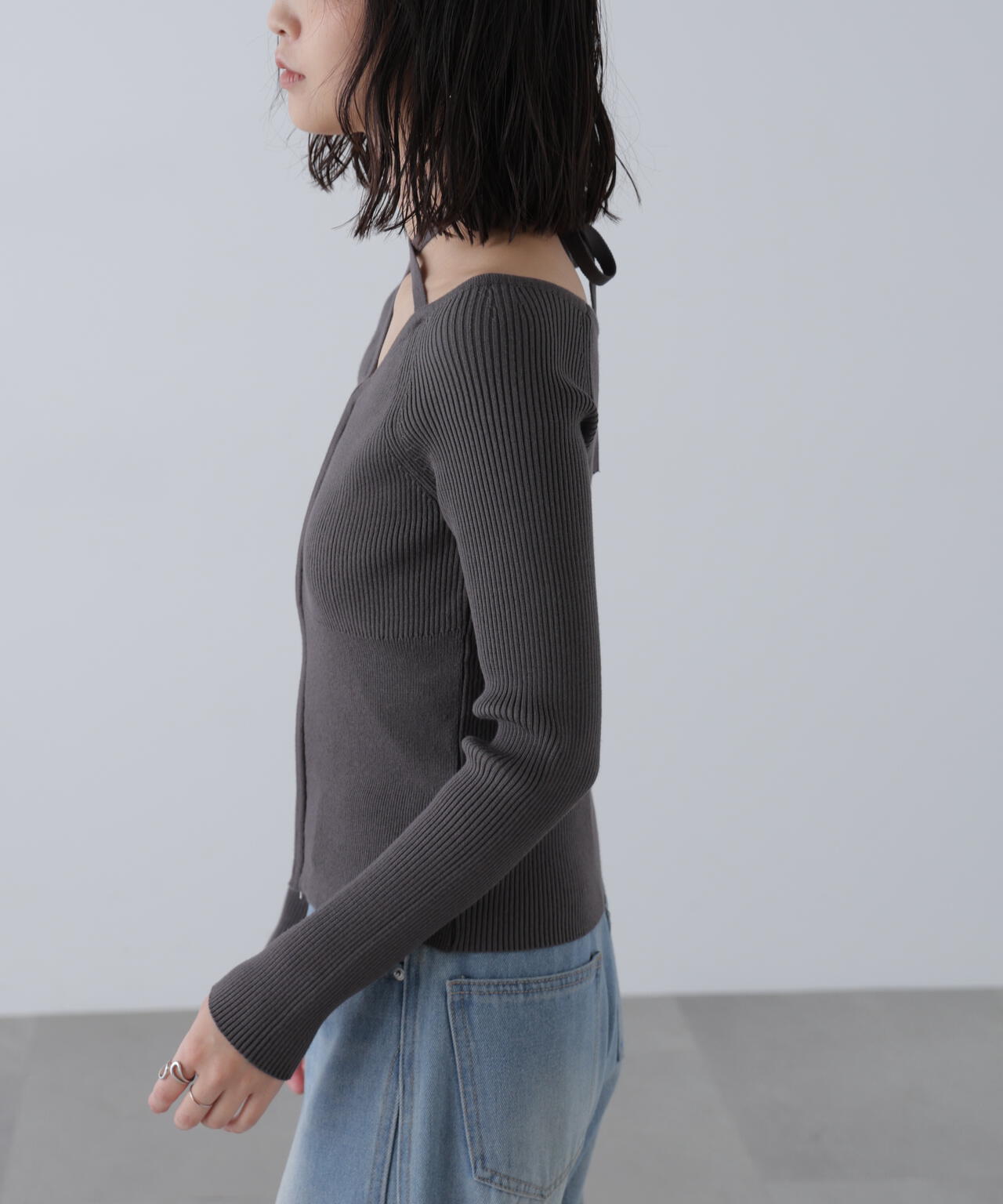 ジップアップオフショルダーリブニット