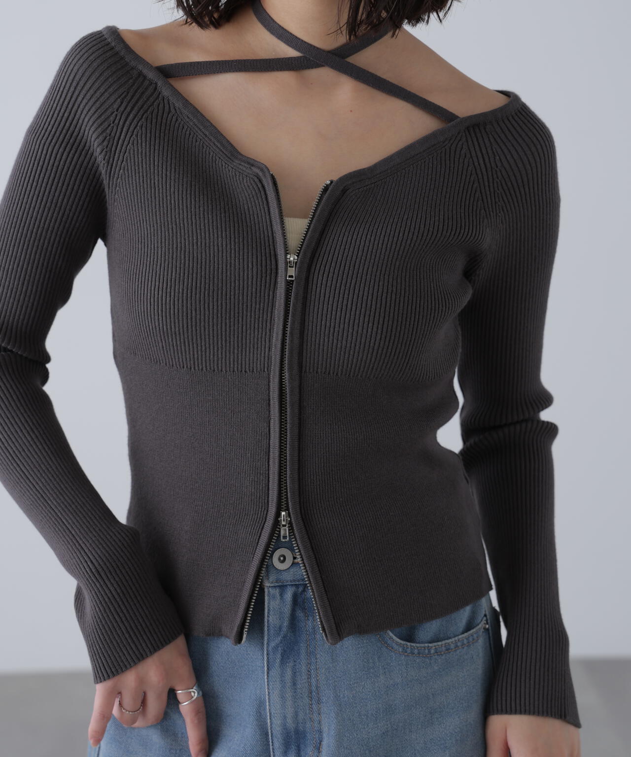 ジップアップオフショルダーリブニット
