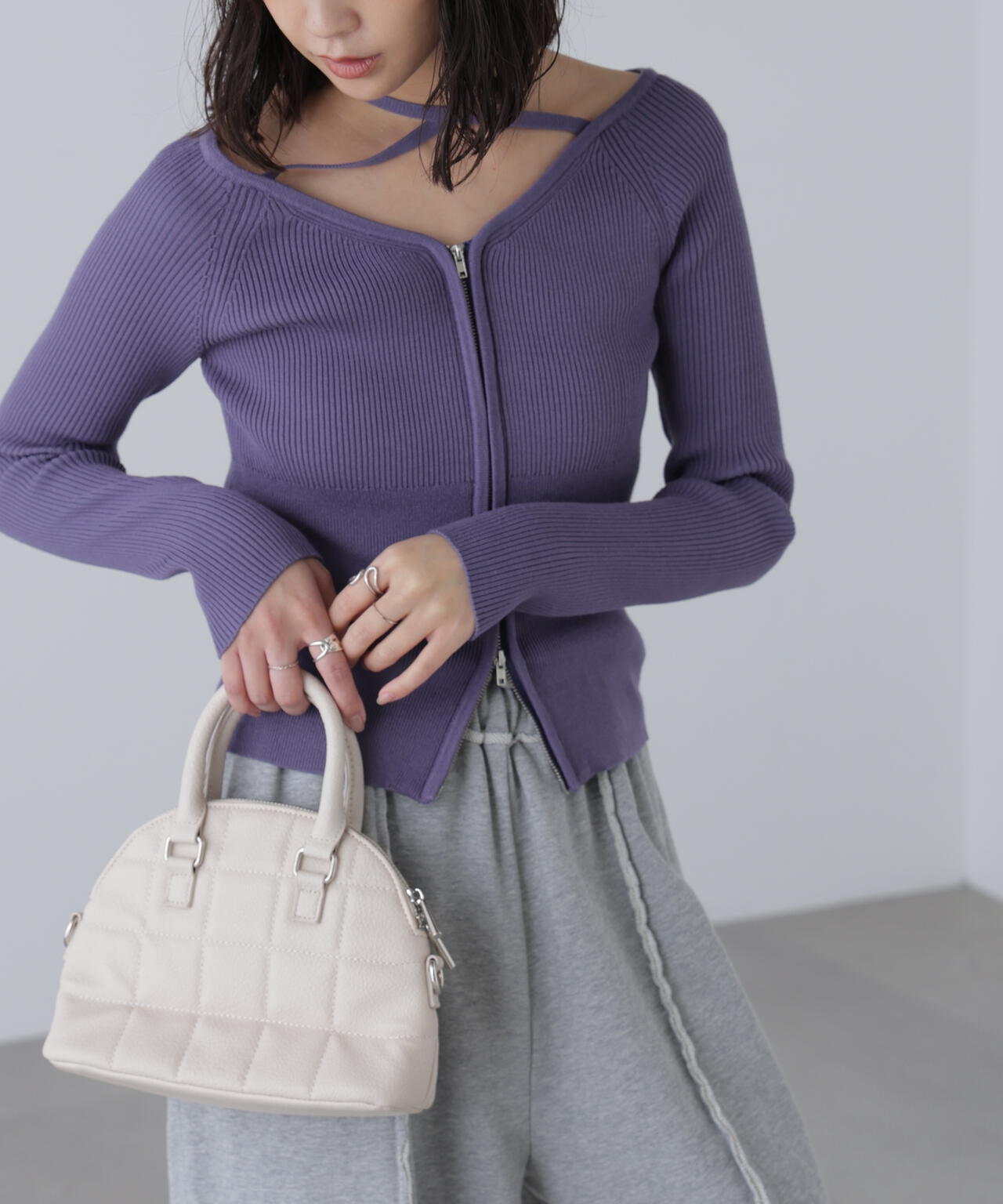 ジップアップオフショルダーリブニット