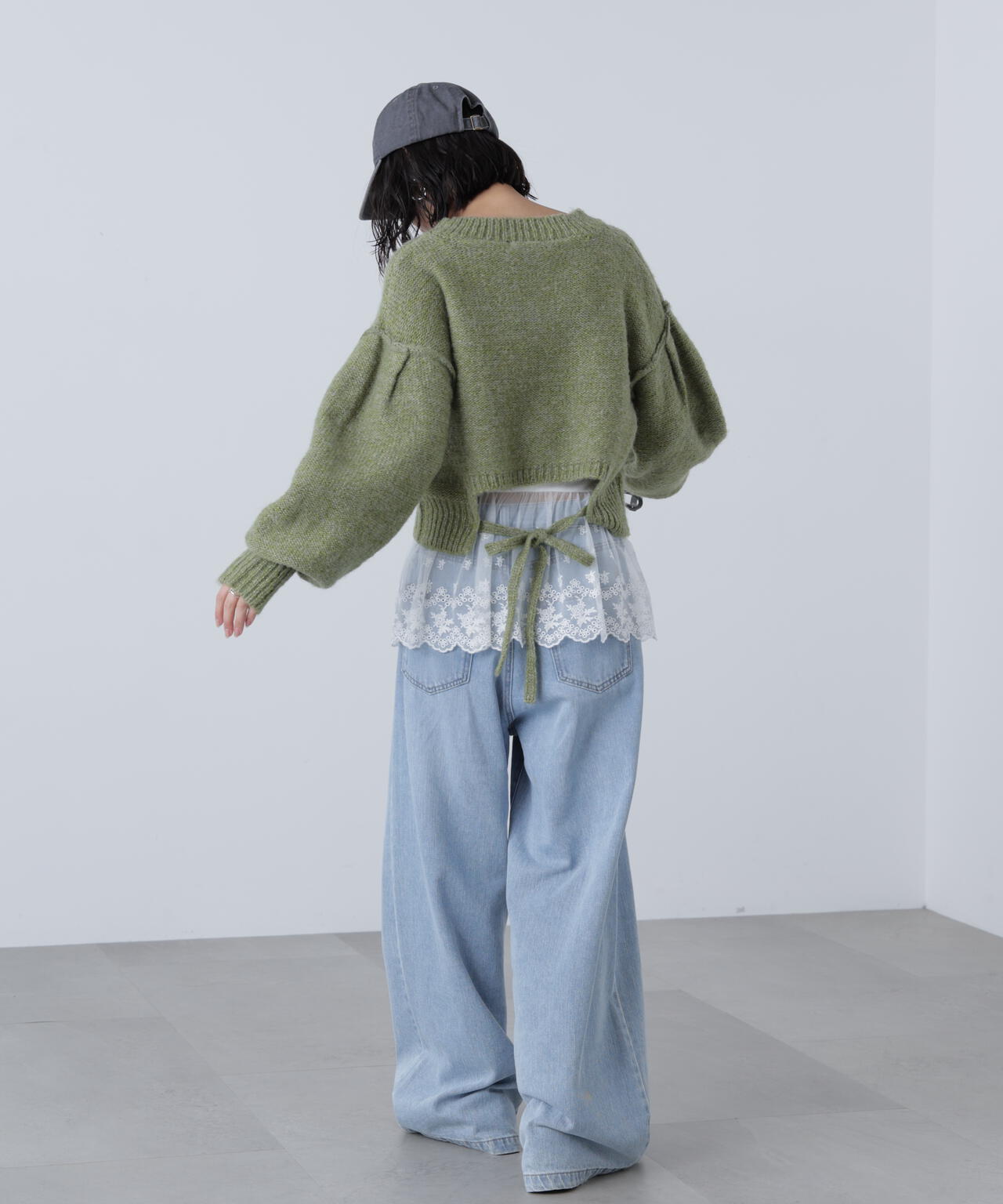 バックリボンショート丈ニット