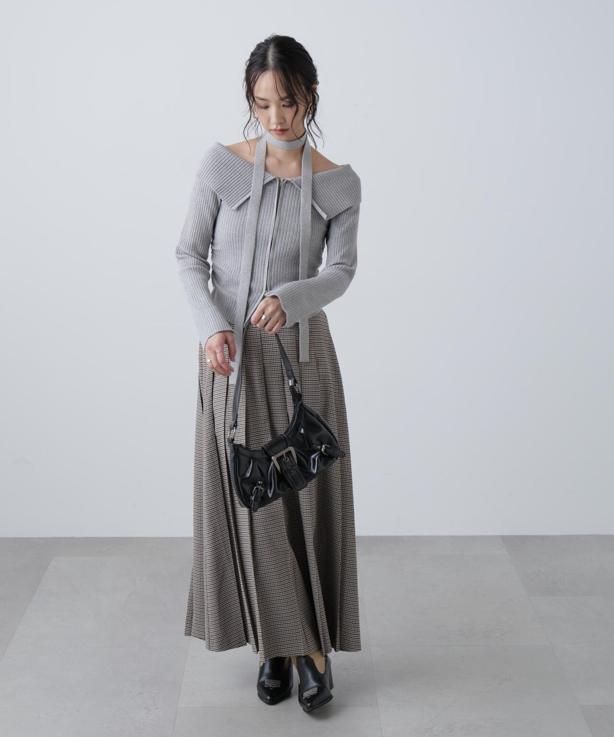 フロントジップリブ衿オフショルニット