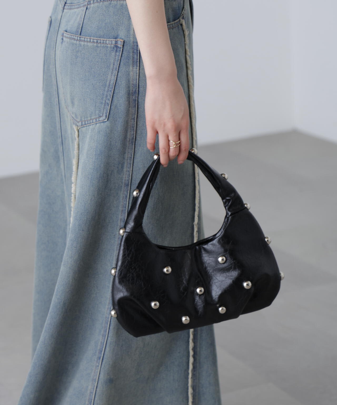 スタッズ付きワンショルダーバッグ