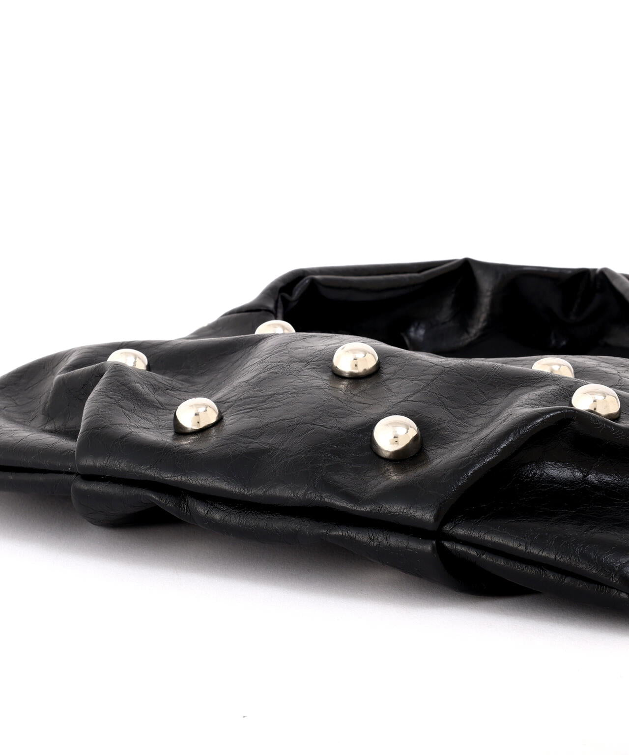 スタッズ付きワンショルダーバッグ