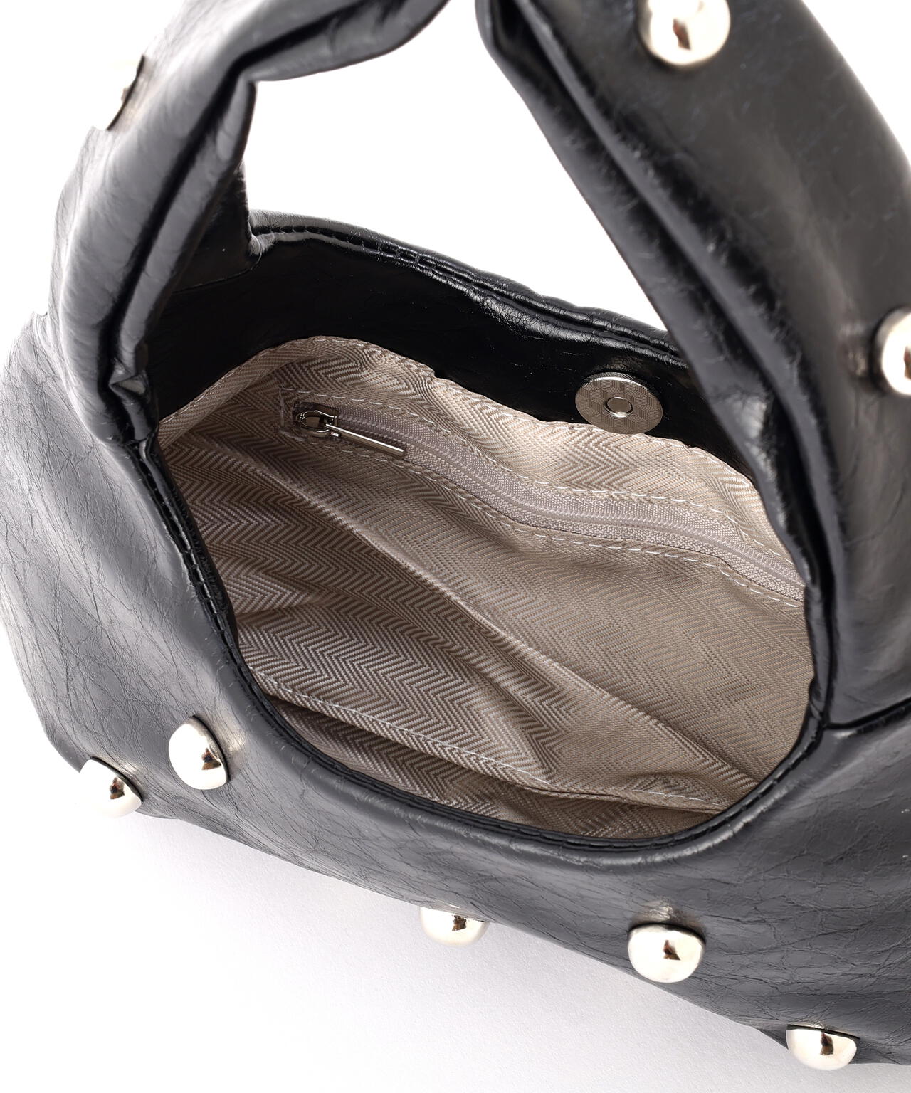 スタッズ付きワンショルダーバッグ