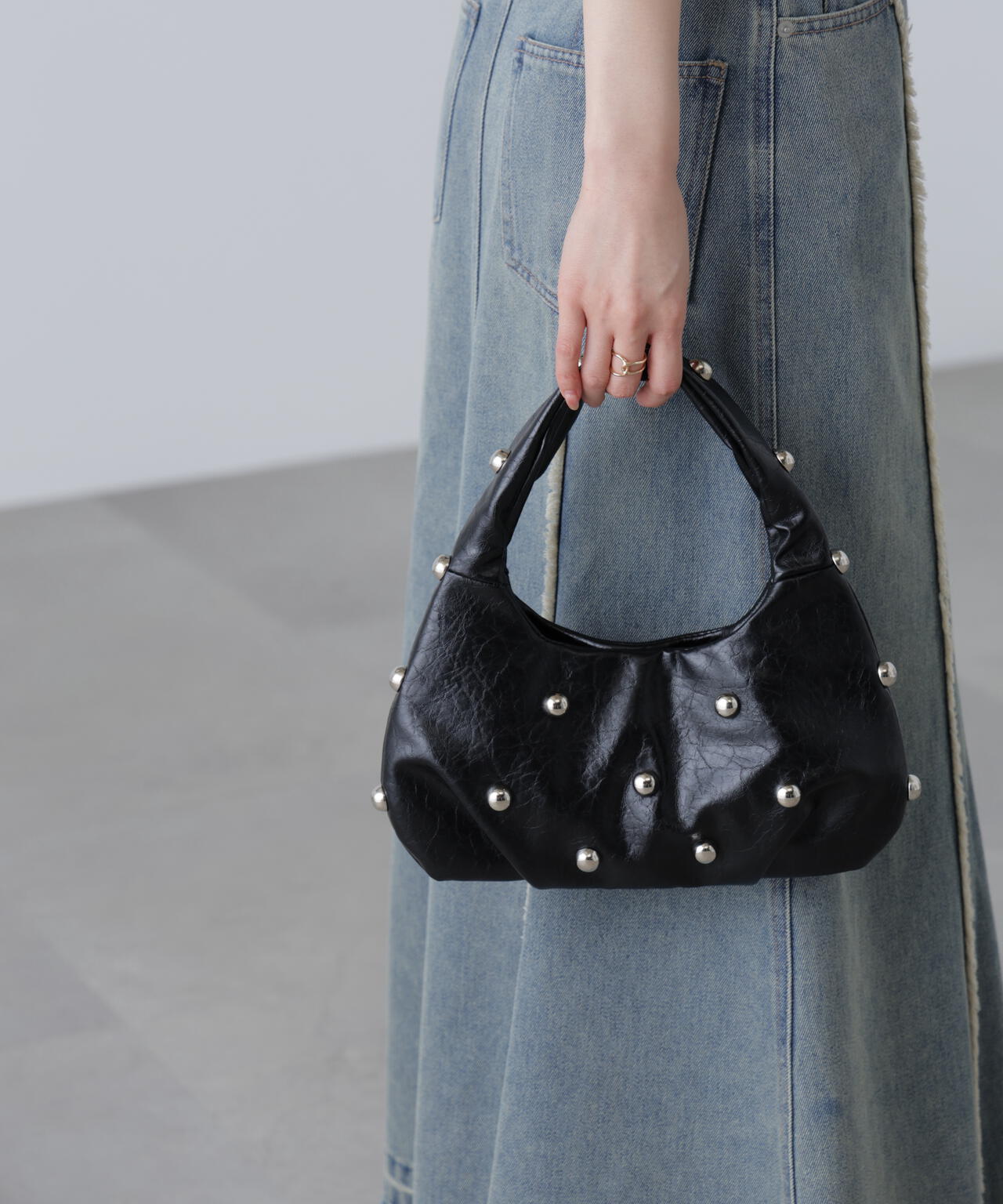 スタッズ付きワンショルダーバッグ