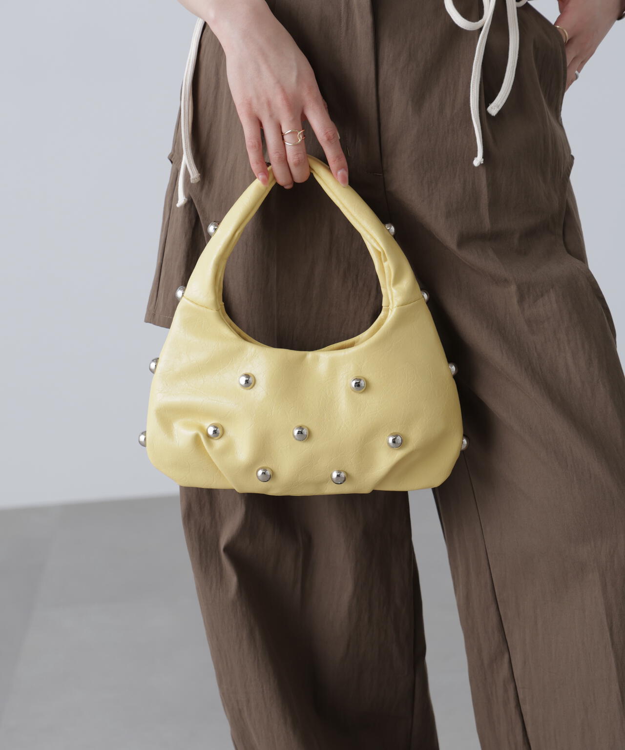 スタッズ付きワンショルダーバッグ