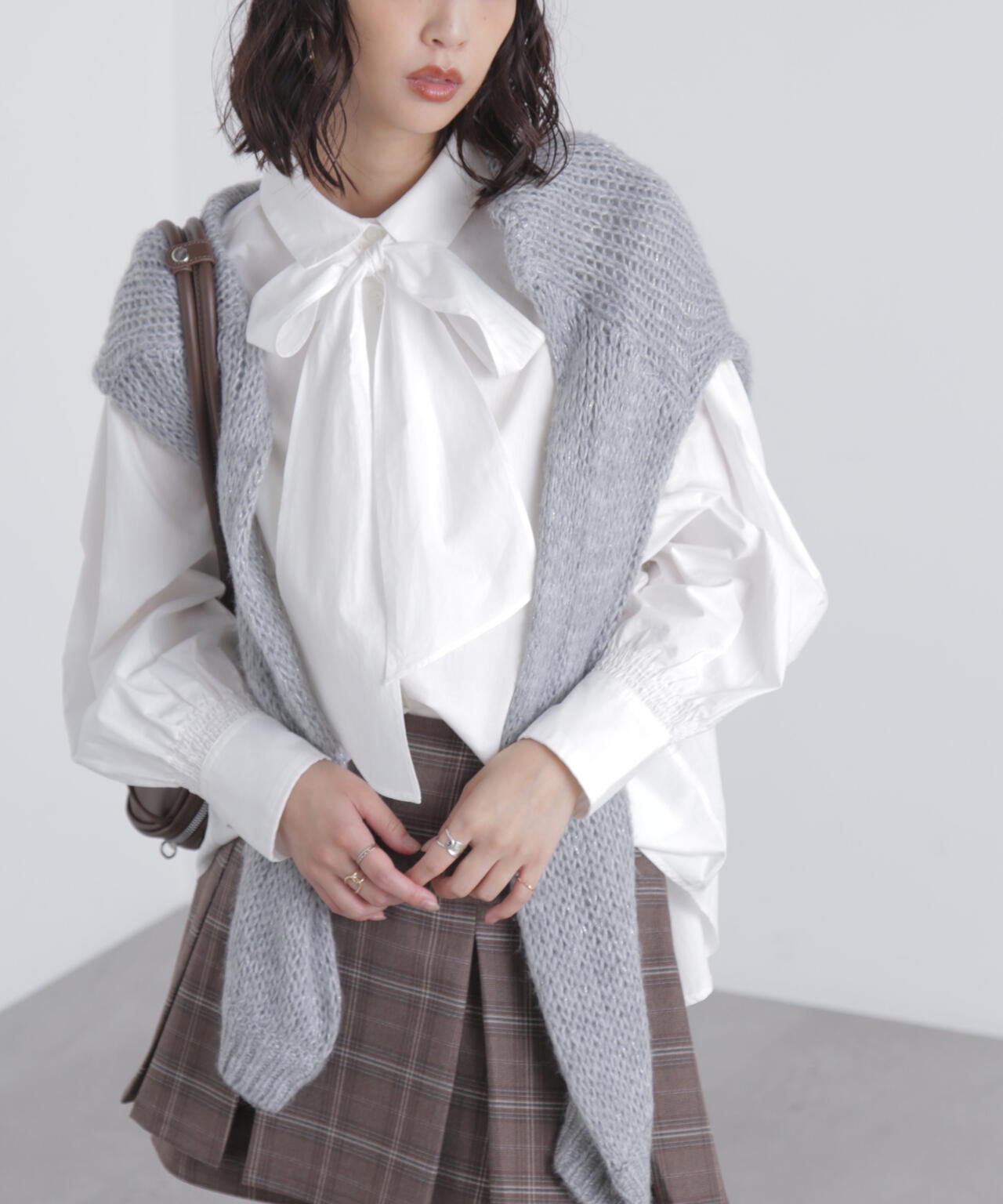 ボウタイ付きブラウス