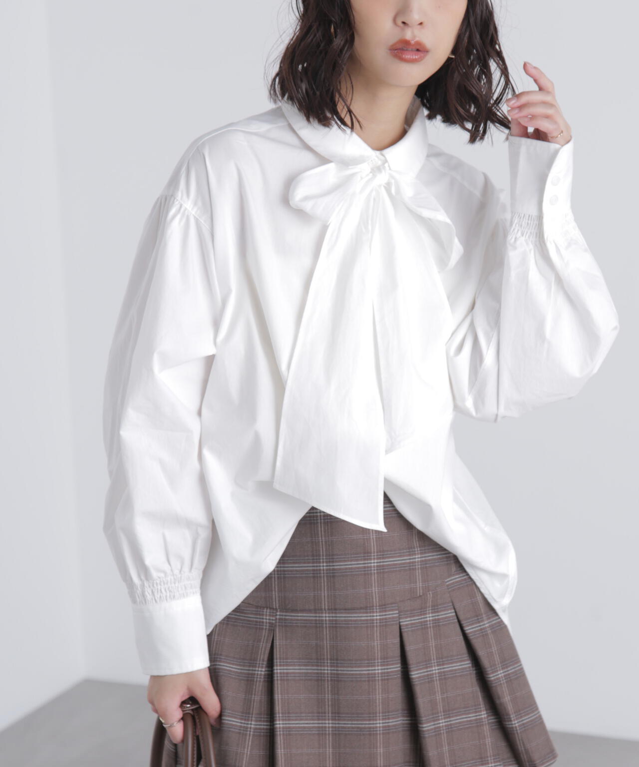 ボウタイ付きブラウス