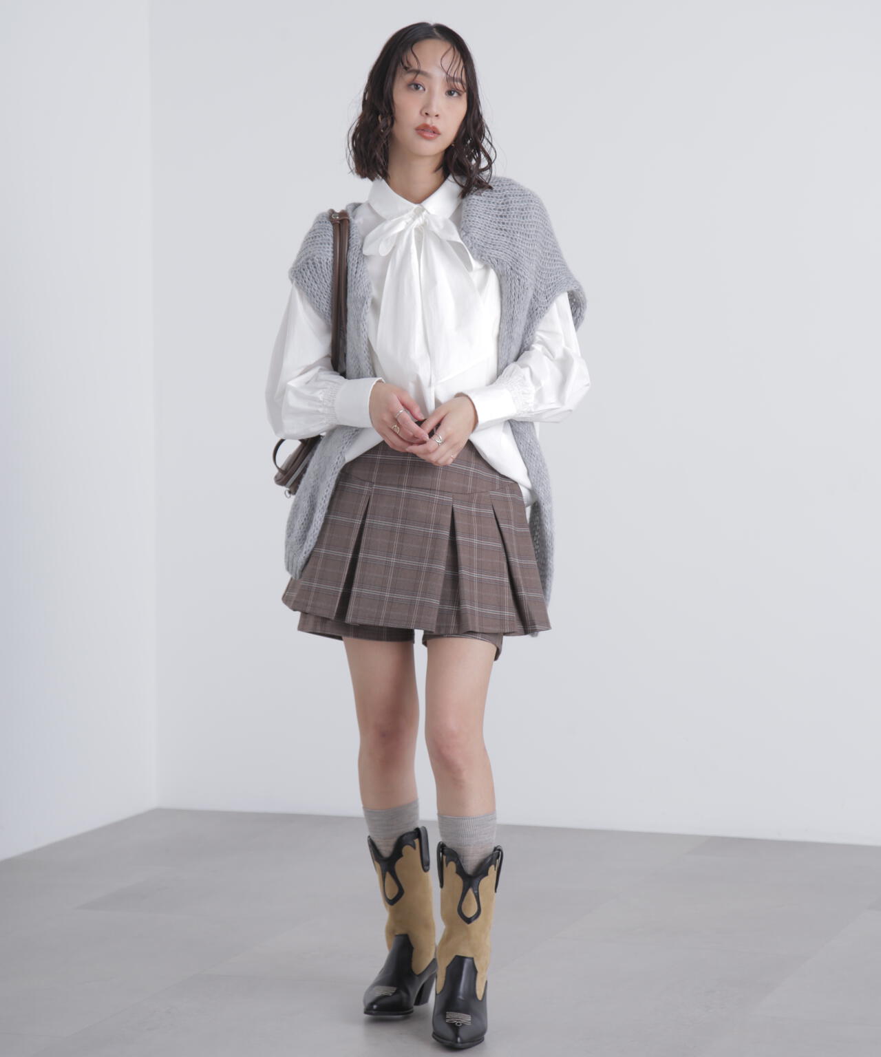 ボウタイ付きブラウス