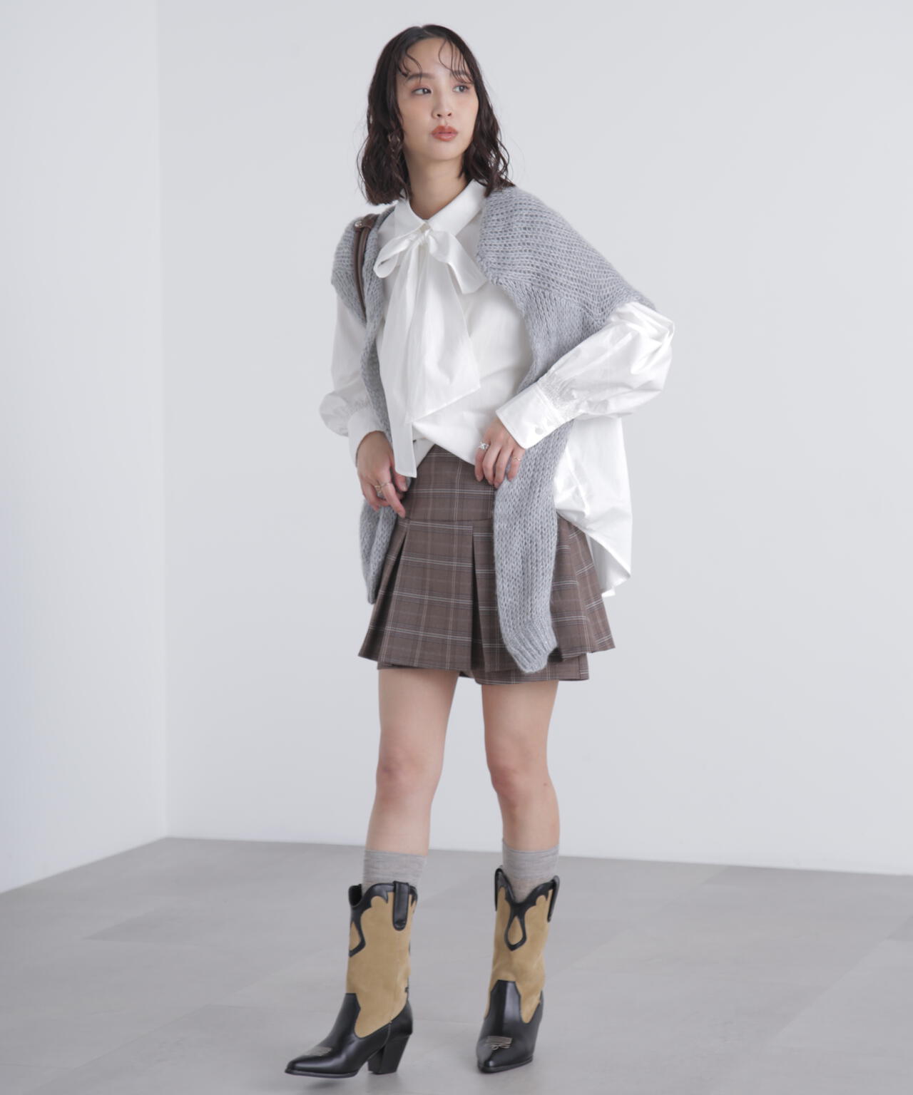 ボウタイ付きブラウス