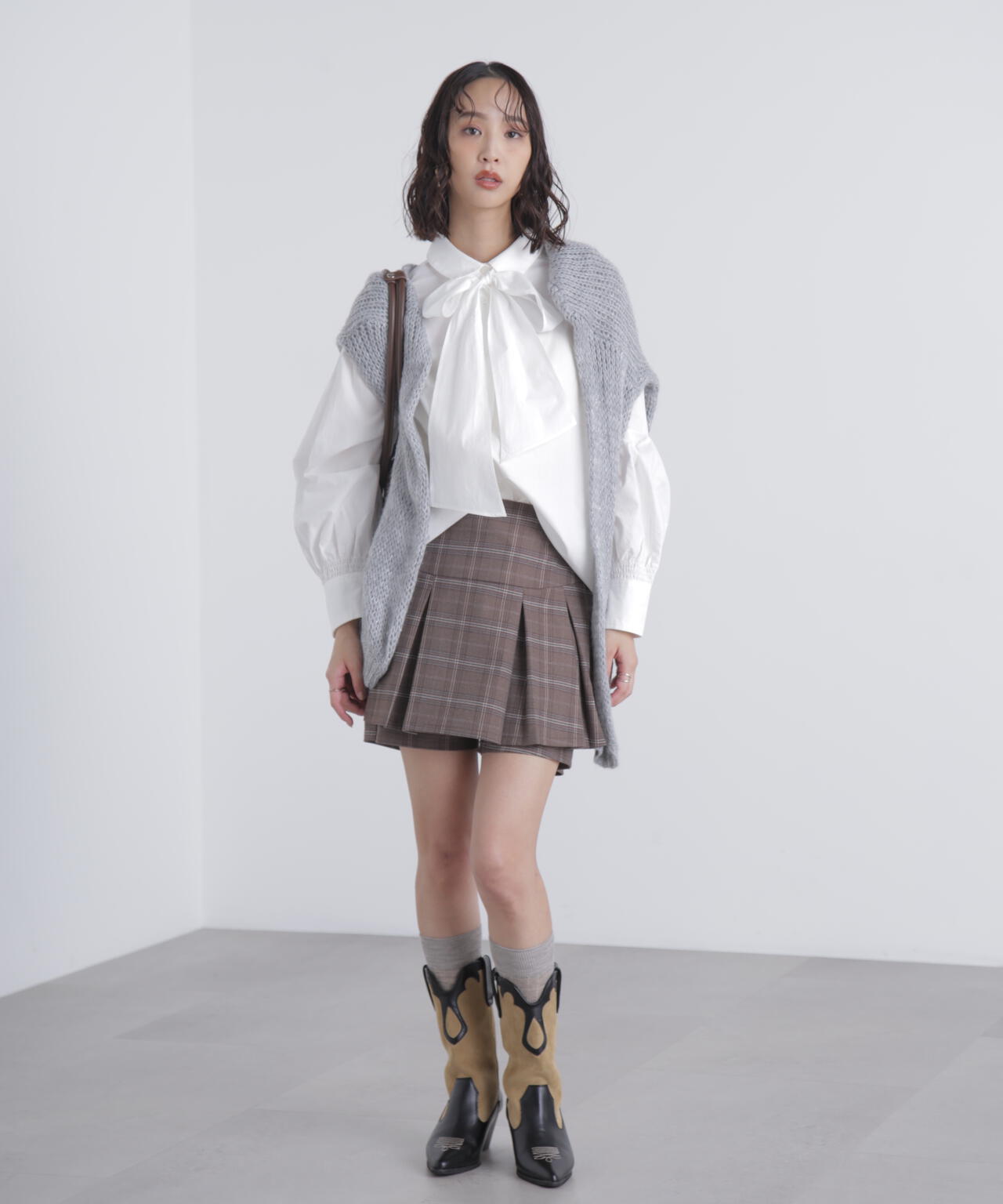 ボウタイ付きブラウス