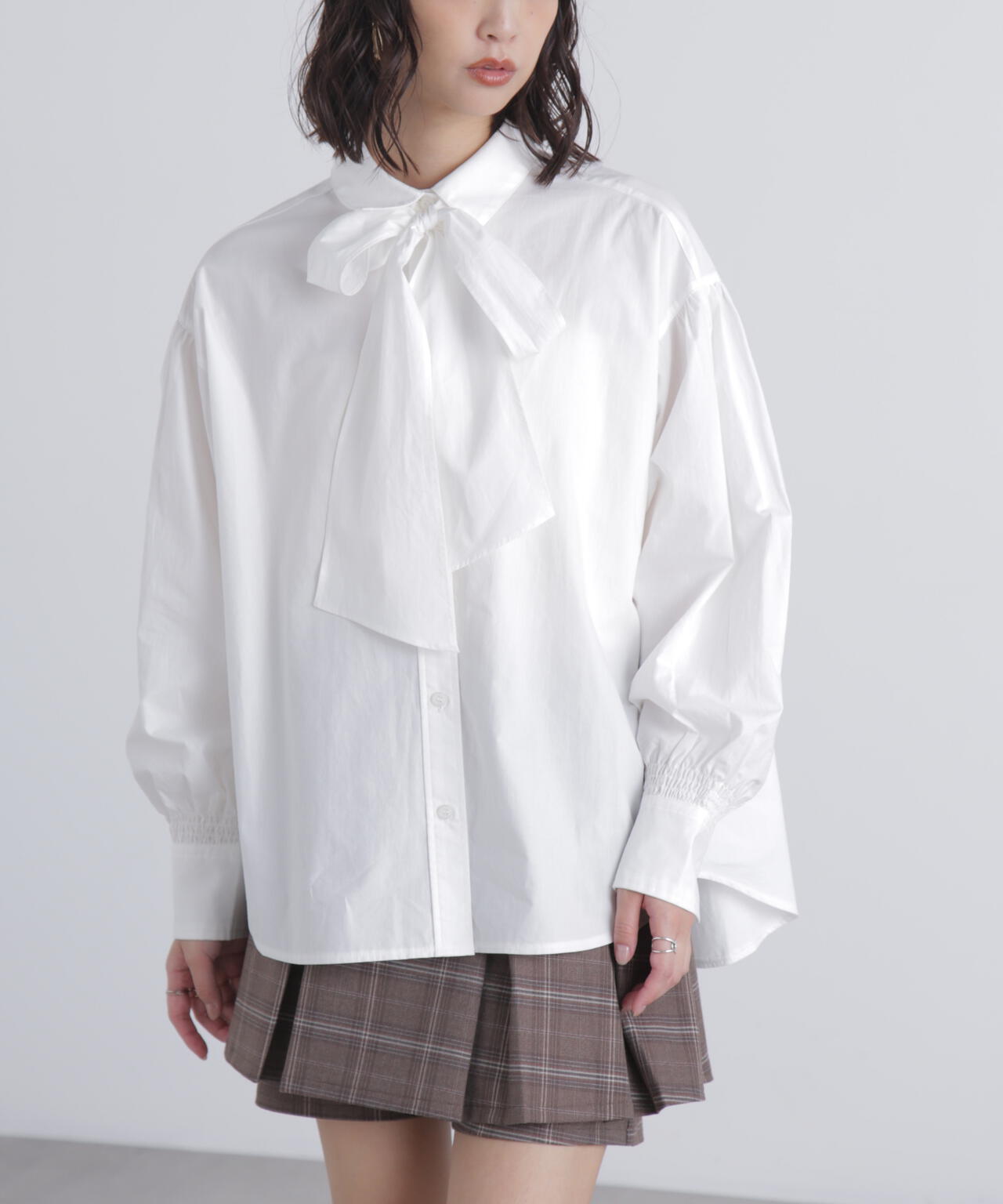 ボウタイ付きブラウス