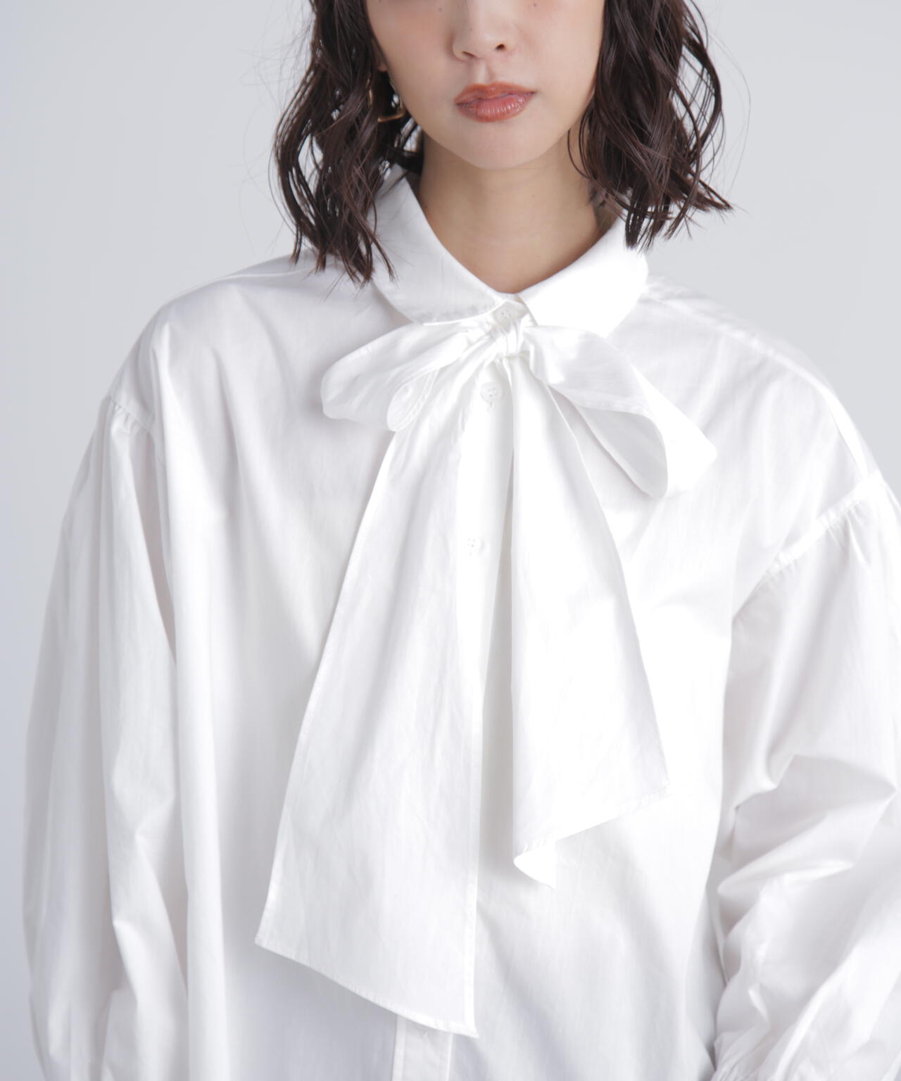 ボウタイ付きブラウス