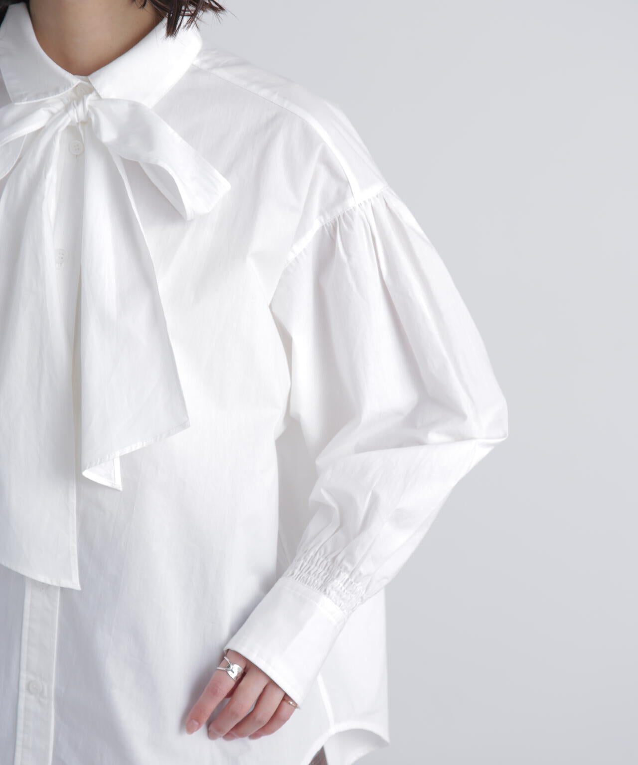 ボウタイ付きブラウス