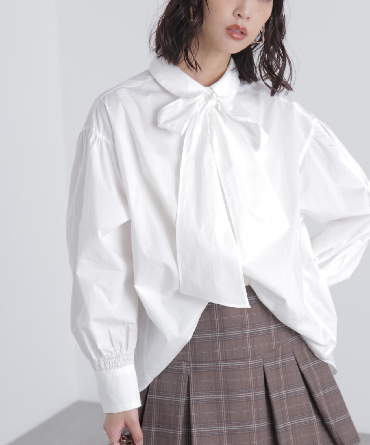 ボウタイ付きブラウス