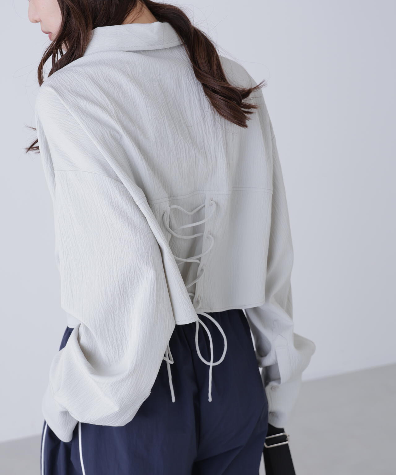 バックレースアップショート丈シャツ