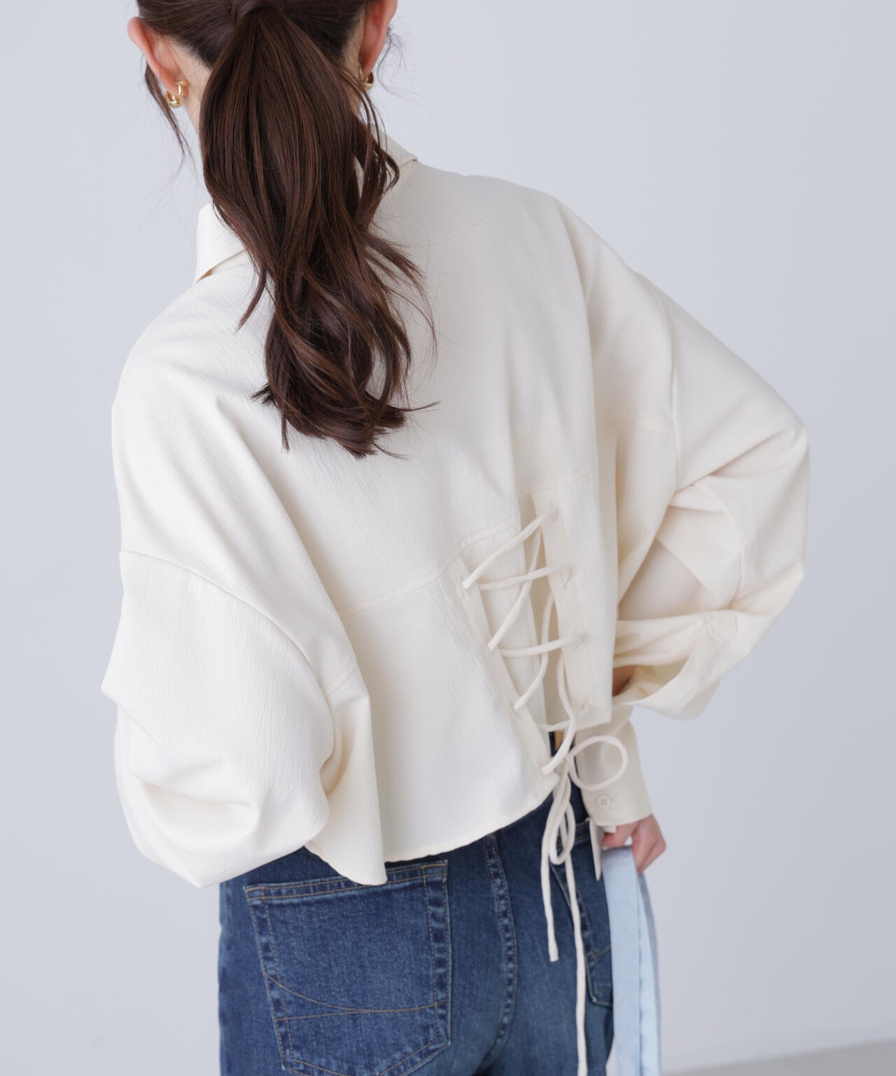 バックレースアップショート丈シャツ