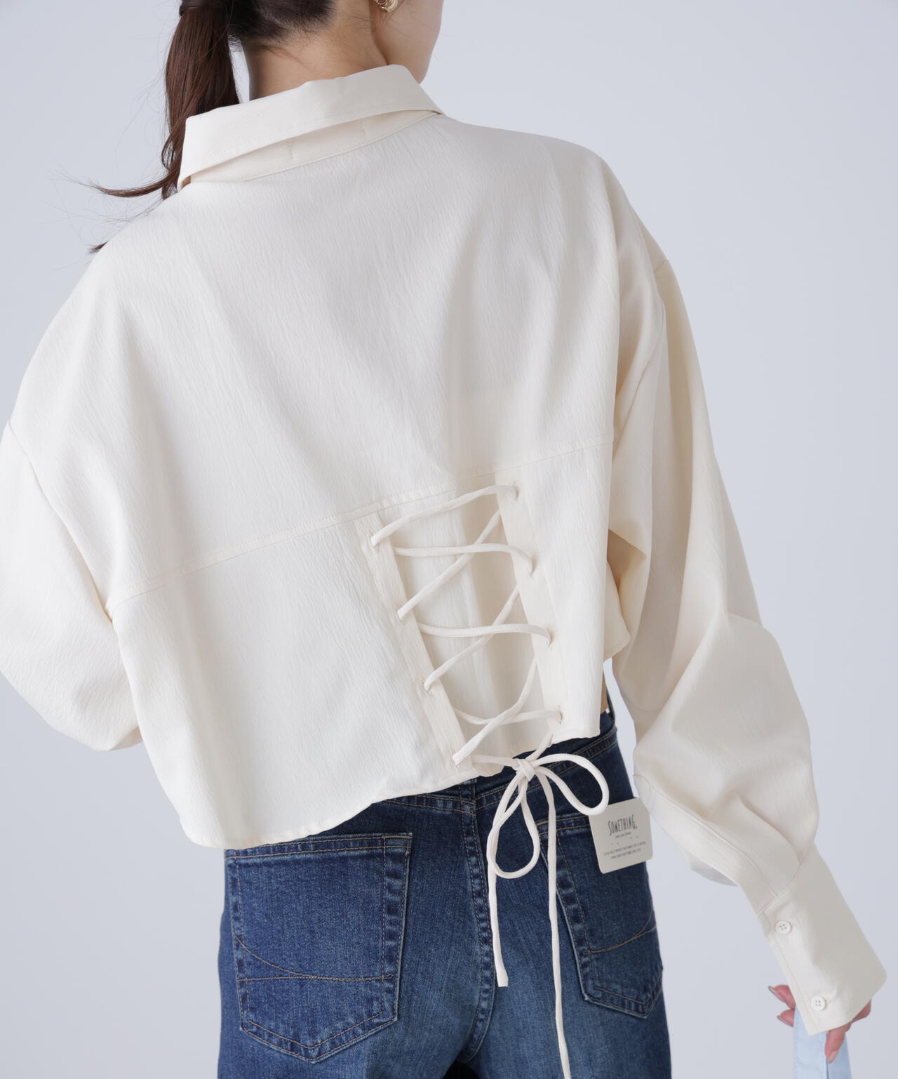 バックレースアップショート丈シャツ