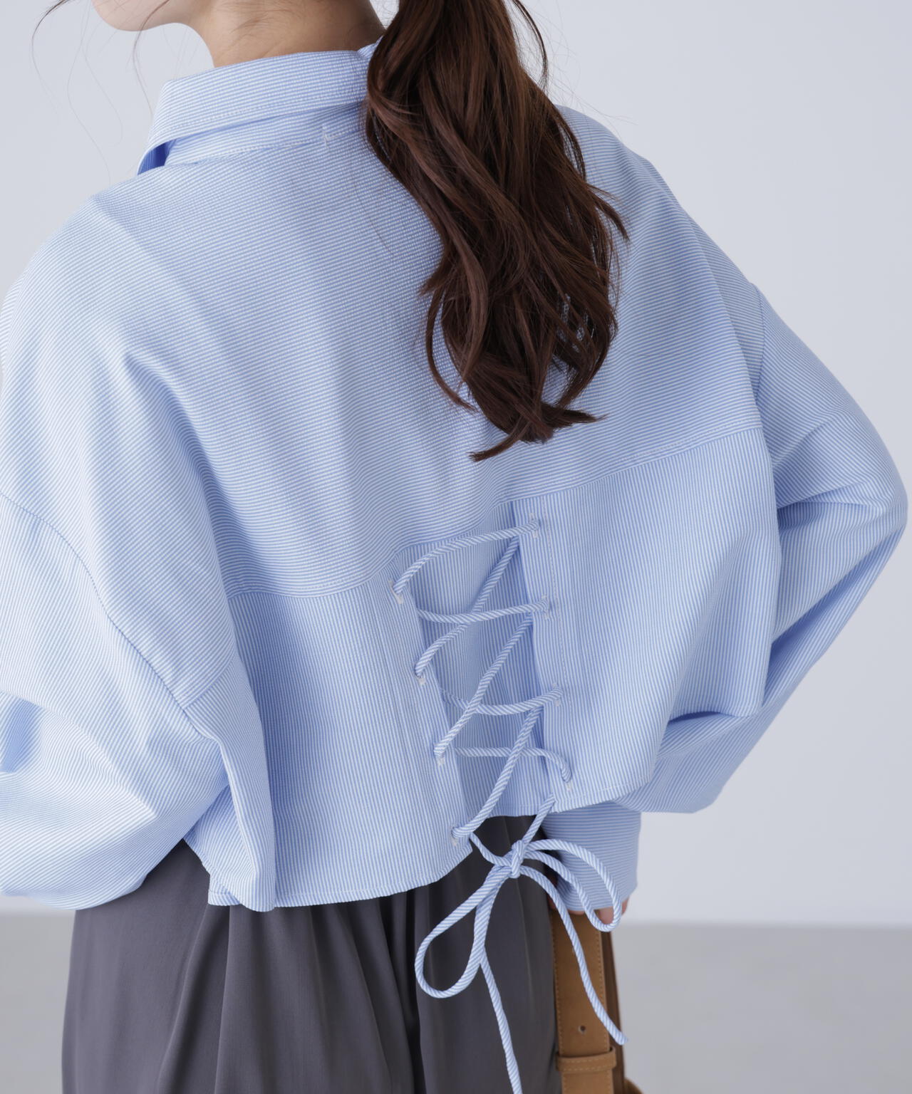 バックレースアップショート丈シャツ