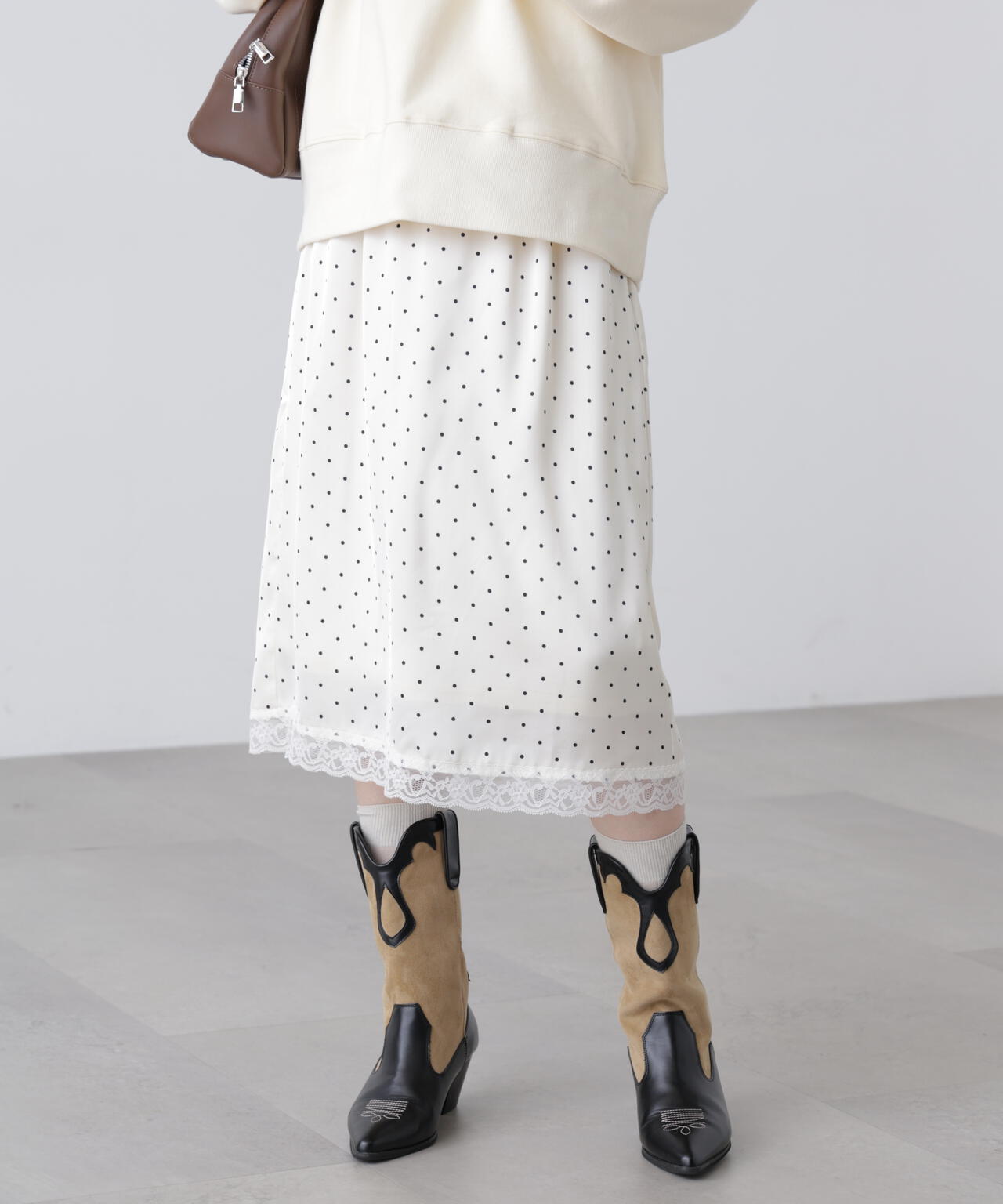 レーストリムサテンミディスカート