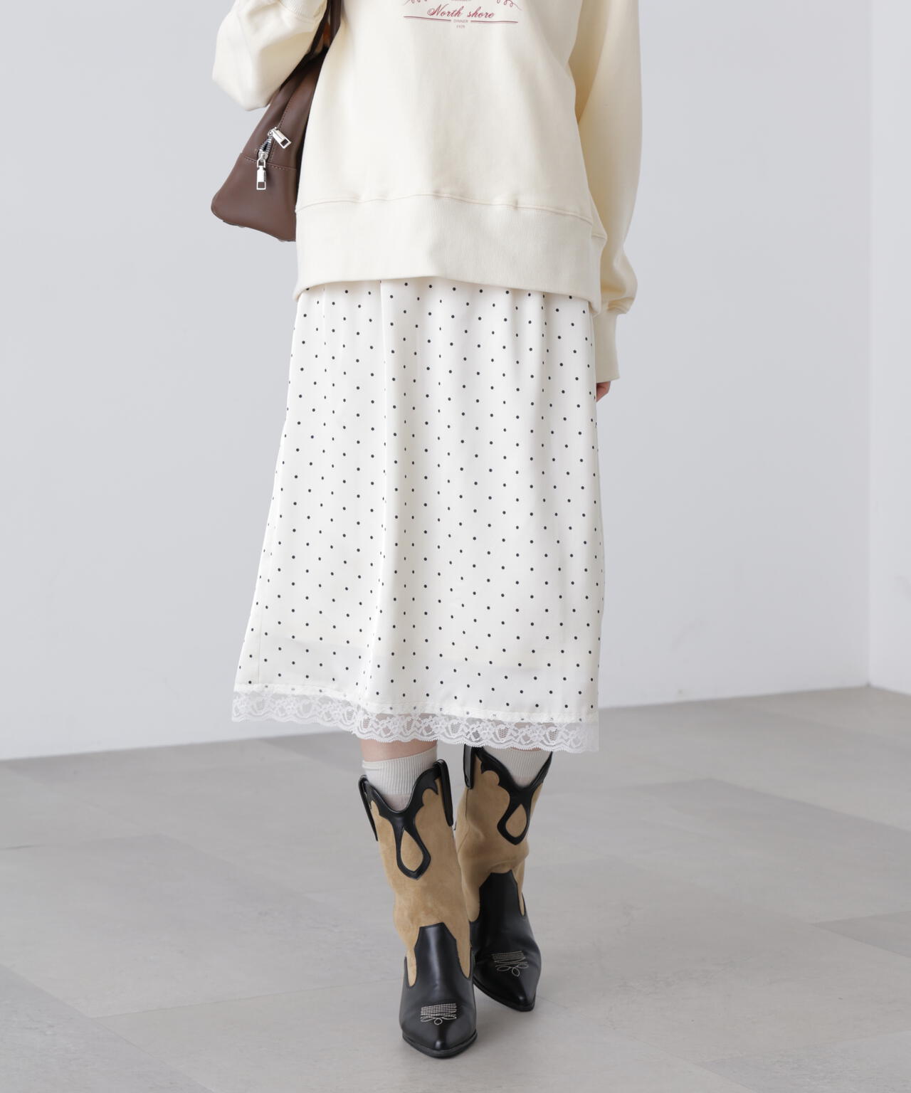 レーストリムサテンミディスカート