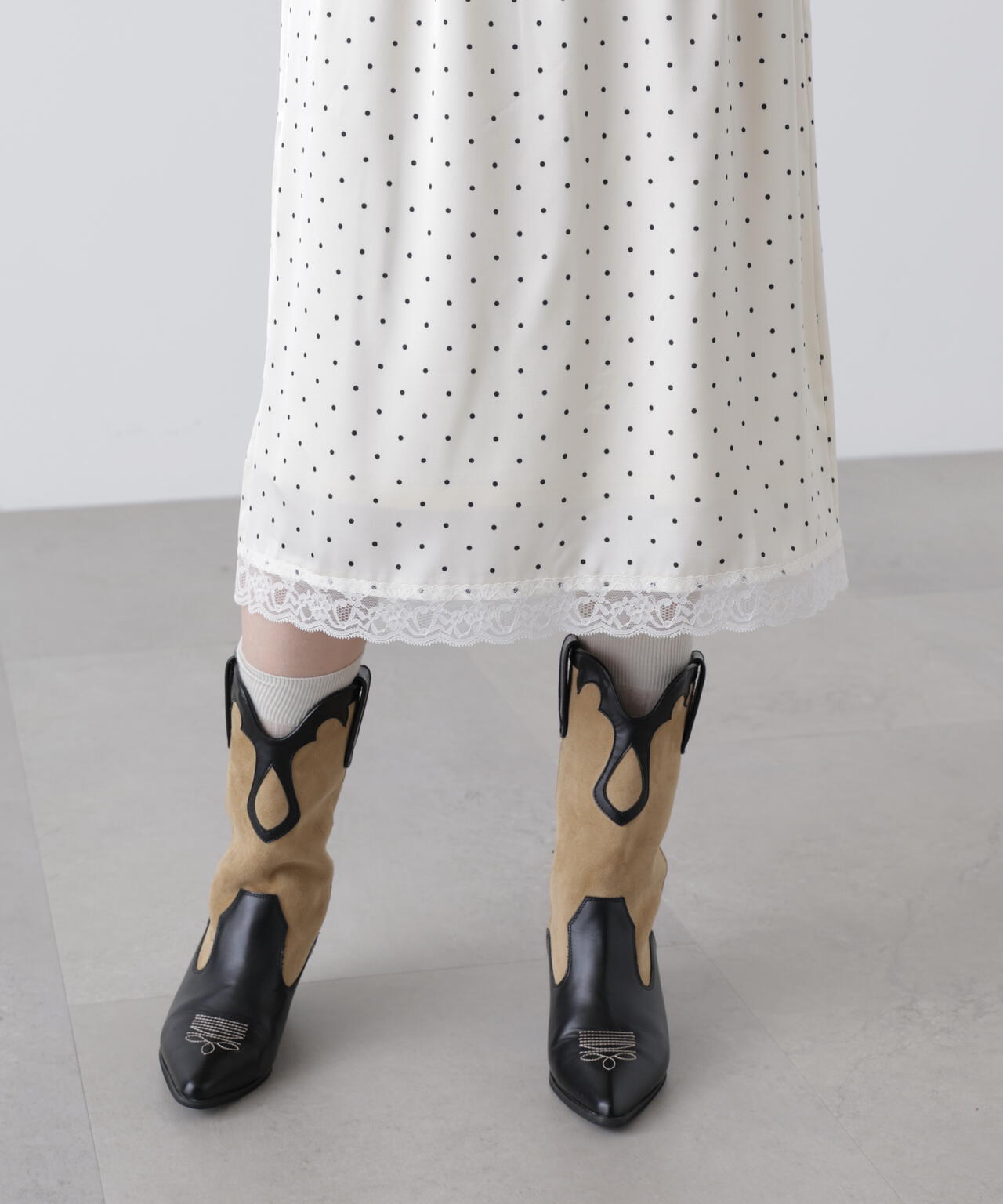 レーストリムサテンミディスカート