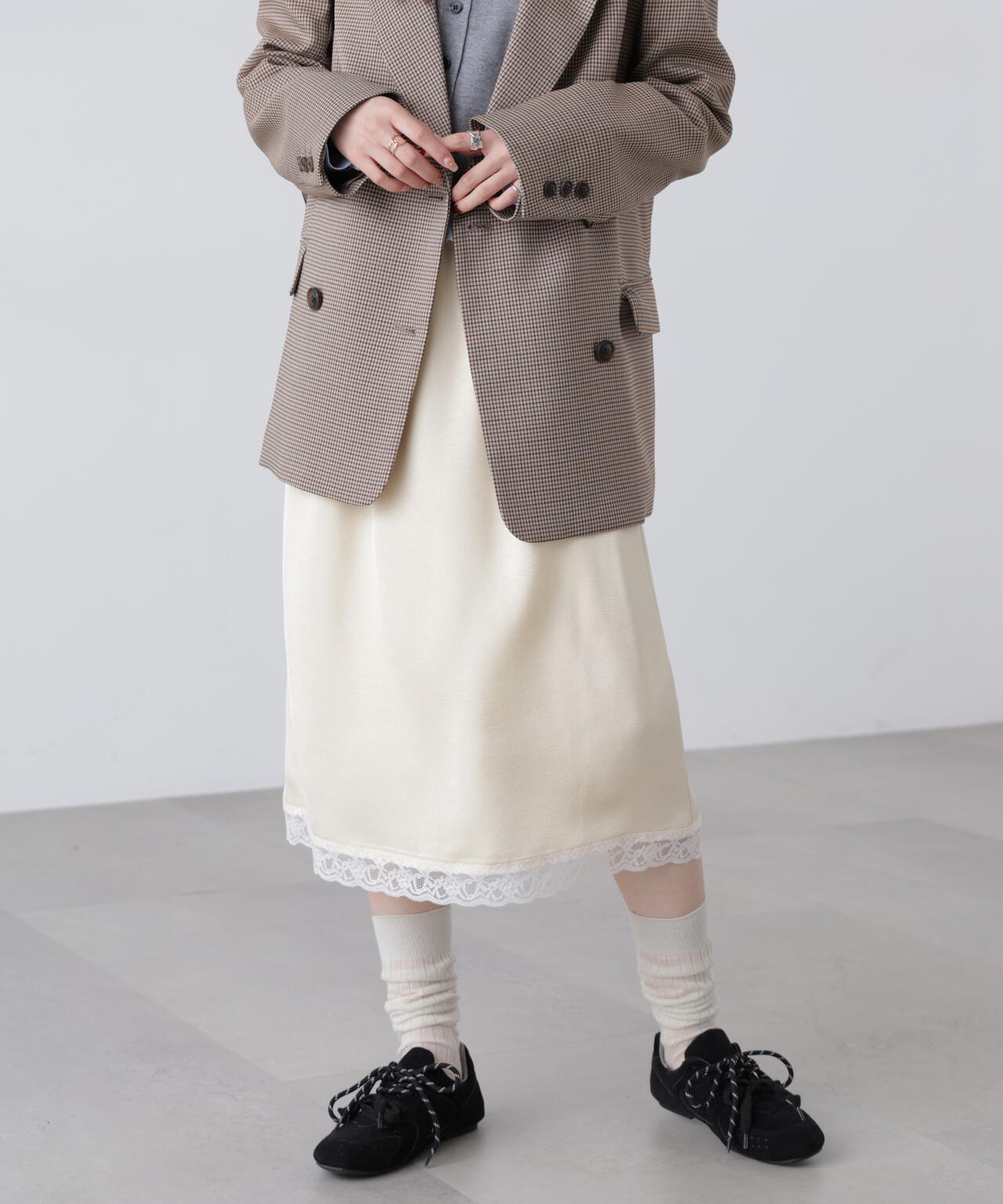 レーストリムサテンミディスカート